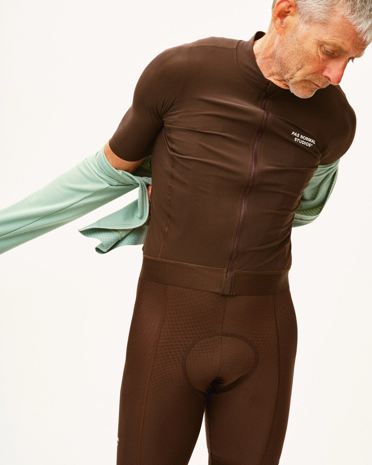 Culotte corto Pas Normal Studios Essential en Light Brown, llevado por el modelo, vista frontal #Color_Light Brown