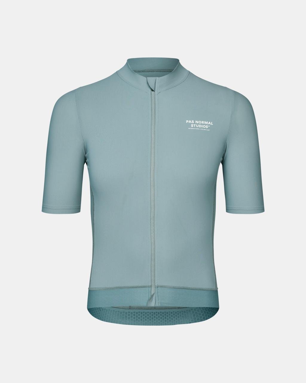 Maillot Corto Pas Normal Studios Essential en Calcite Blue, producto plano sobre fondo #Color_Calcite Blue