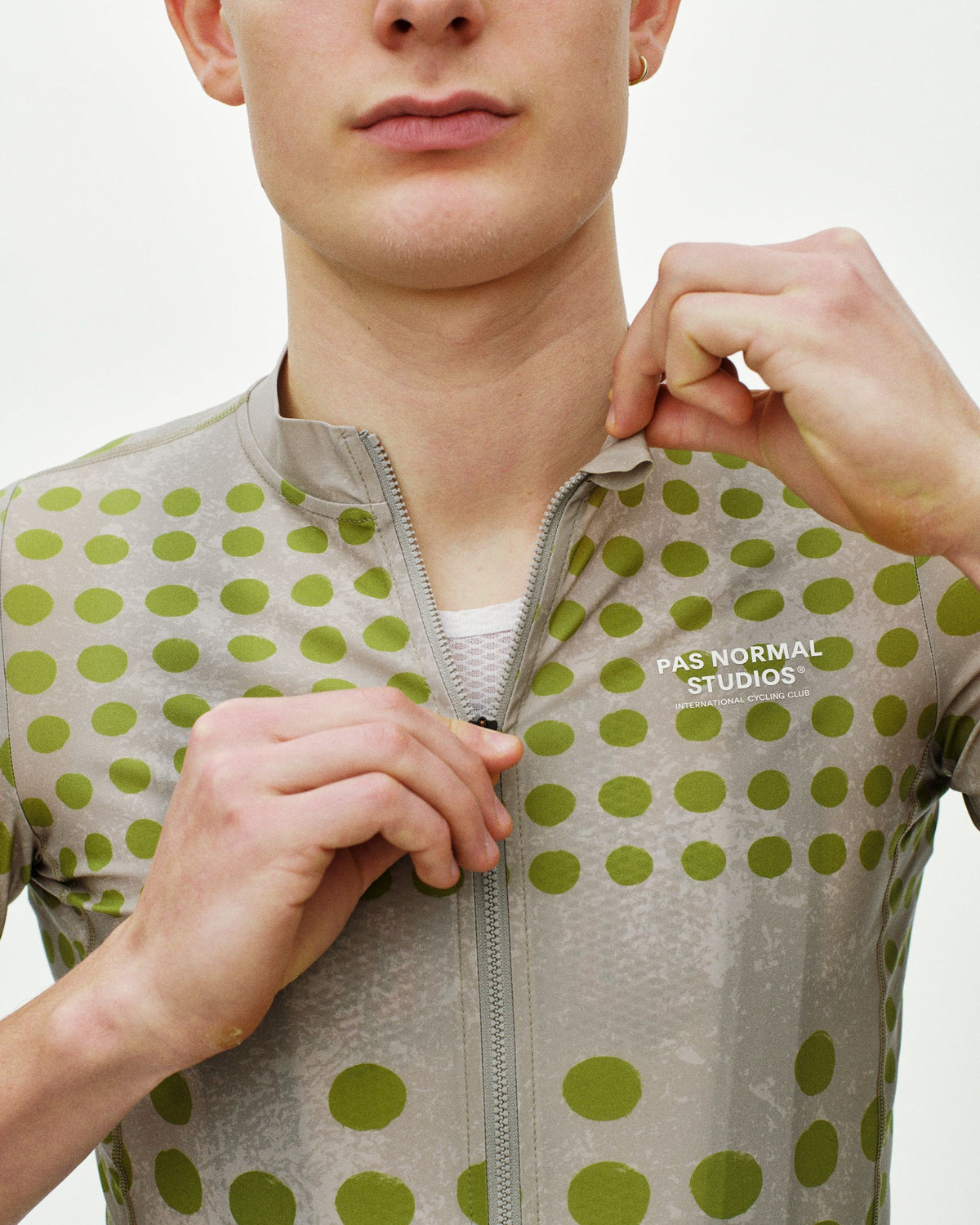 Maillot Corto Pas Normal Studios Essential en Dot Bone, detalle sobre ciclista #Color_Dot Bone