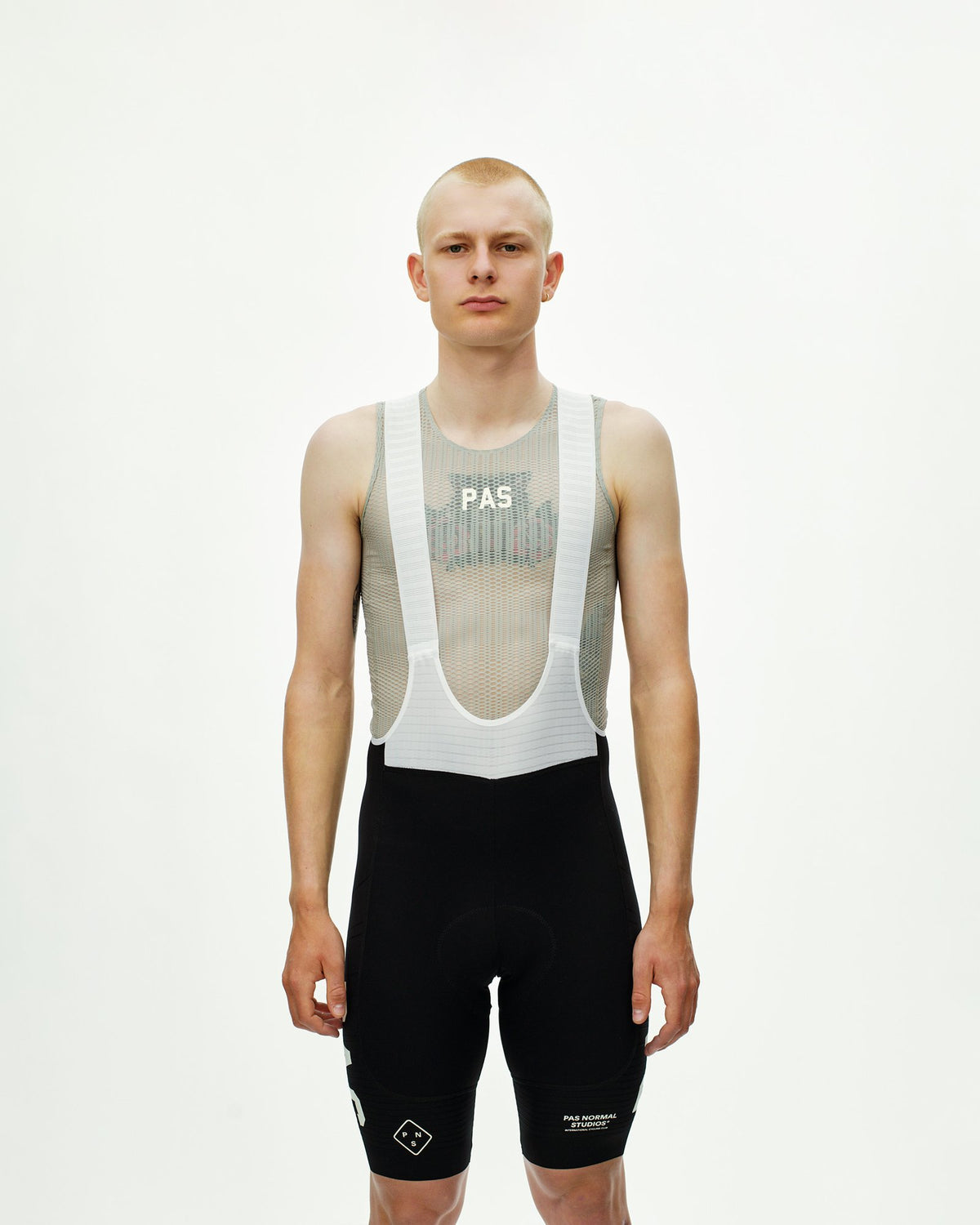 Culotte corto Pas Normal Studios PAS Mechanism Pro en Black, llevado por el modelo, vista frontal #Color_Black