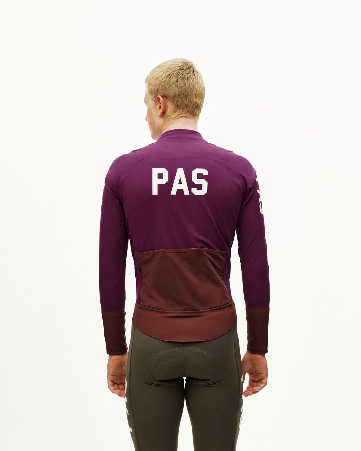 Chaqueta Térmica Hombre Pas Normal Studios PAS Mechanism Thermal en Dark Purple, sobre el ciclista, vista trasera #Color_Dark Purple