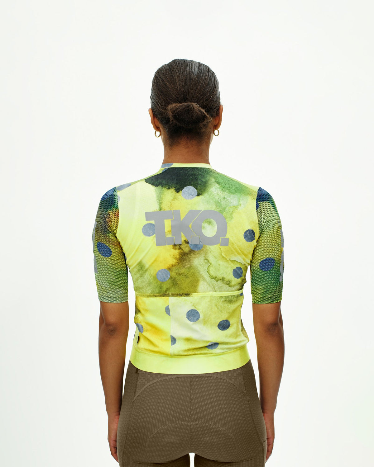 Maillot Pas Normal Studios T.K.O. Essential Light en T.K.O. Yellow, llevado por el modelo, vista trasera #Color_T.K.O. Yellow