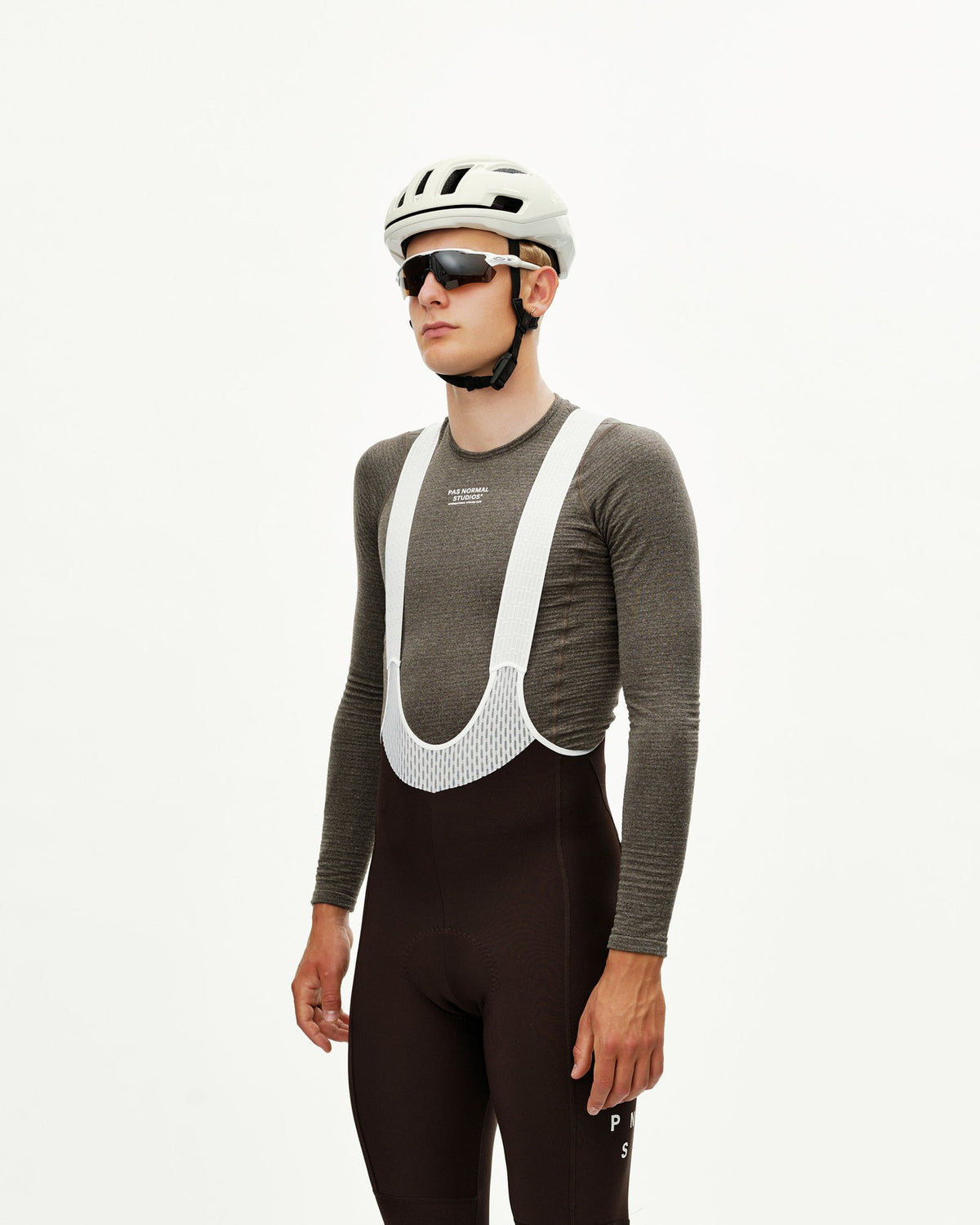 Culotte largo Pas Normal Studios Mechanism Thermal en Dark Coffee, llevado por el modelo, vista frontal #Color_Dark Coffee