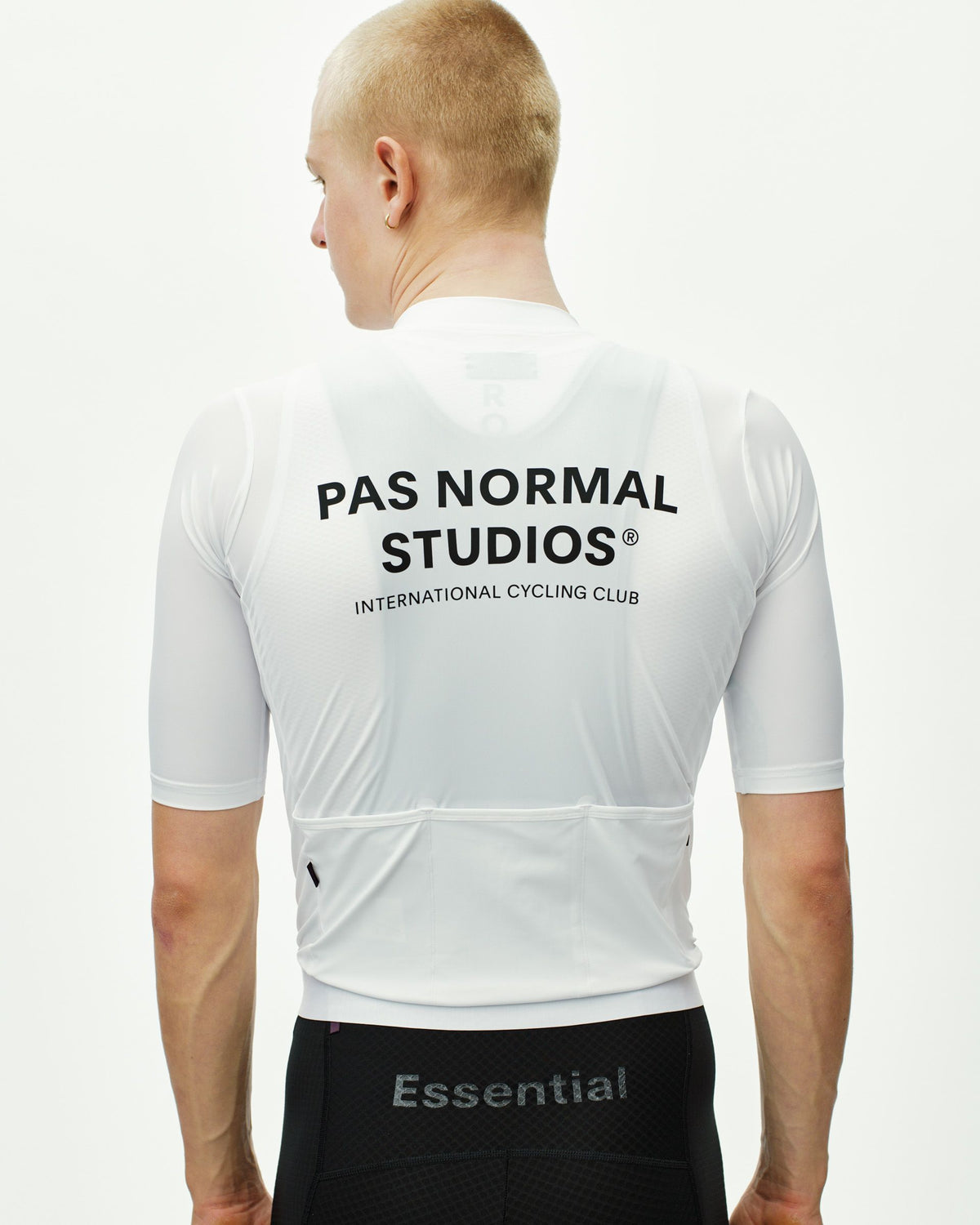 Maillot Corto Pas Normal Studios Essential en White, vista trasera sobre ciclista #Color_White