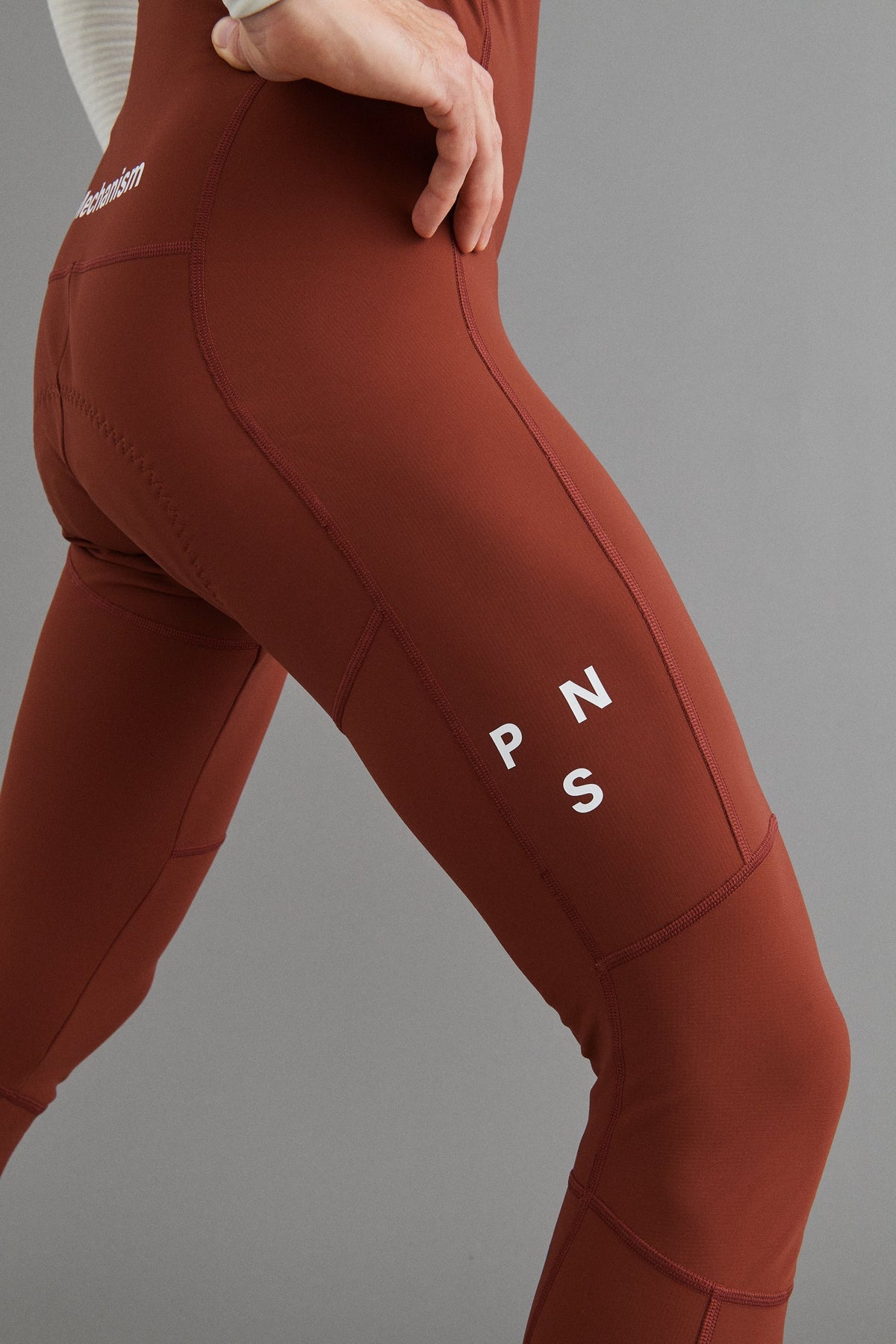 Culotte largo Pas Normal Studios Mechanism Deep Winter en Mahogany, detalle lateral de la pernera #Color_Mahogany