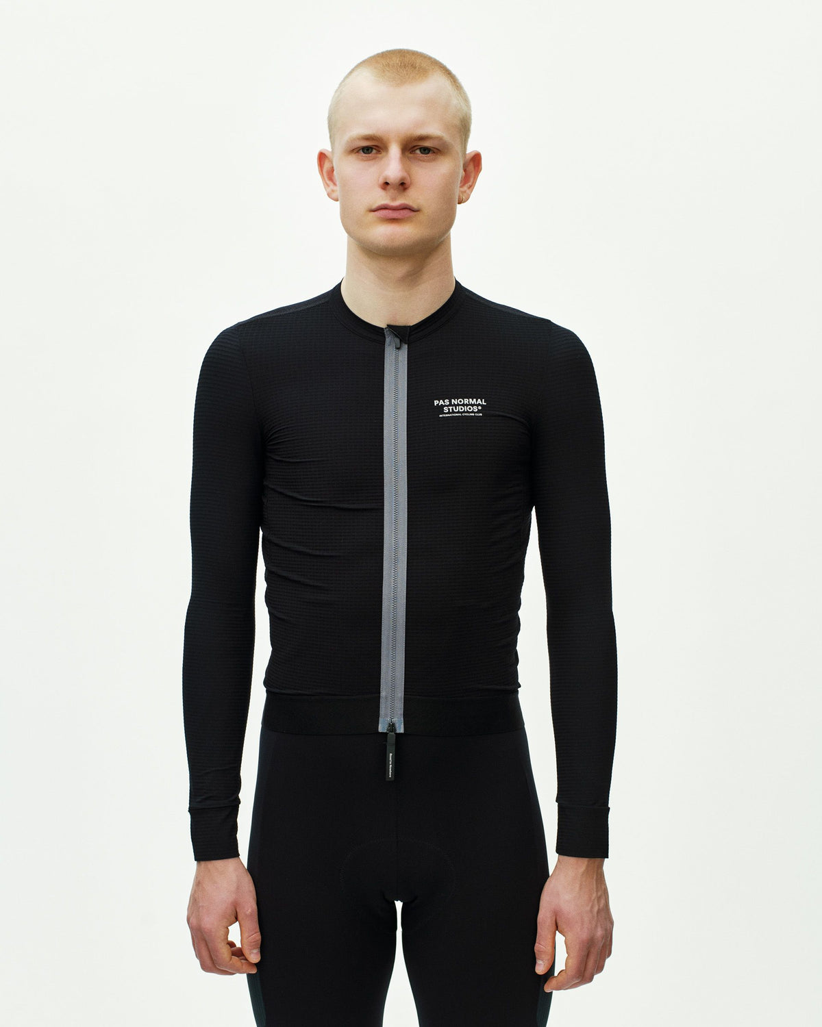 Maillot Largo Pas Normal Studios Escapism en Black, vista frontal sobre ciclista #Color_Black
