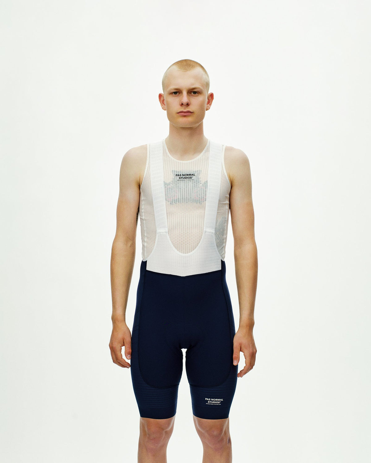 Culotte corto Pas Normal Studios Mechanism Pro en Navy, llevado por el modelo, vista frontal #Color_Navy
