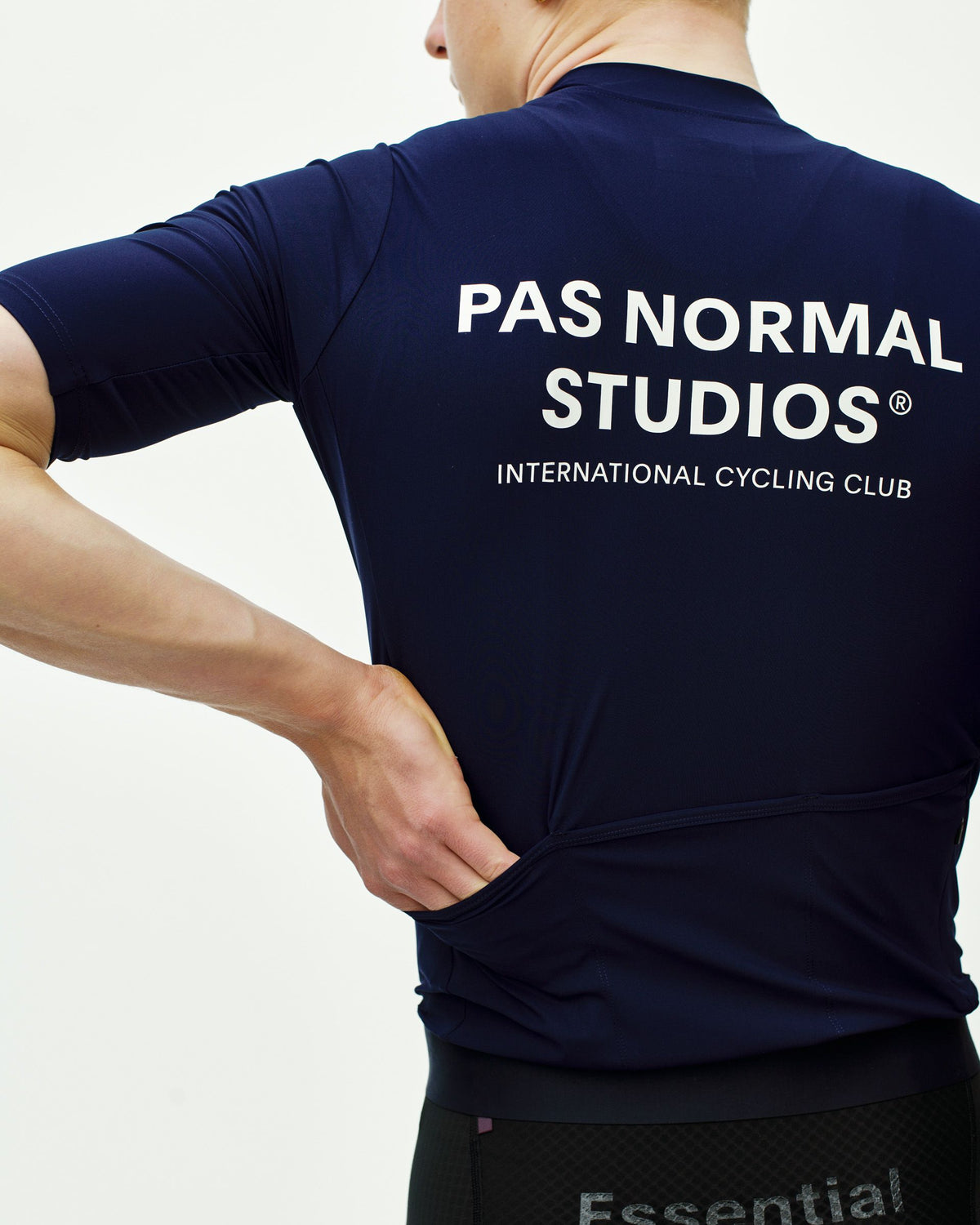 Maillot Corto Pas Normal Studios Essential en Navy, detalle sobre ciclista #Color_Navy