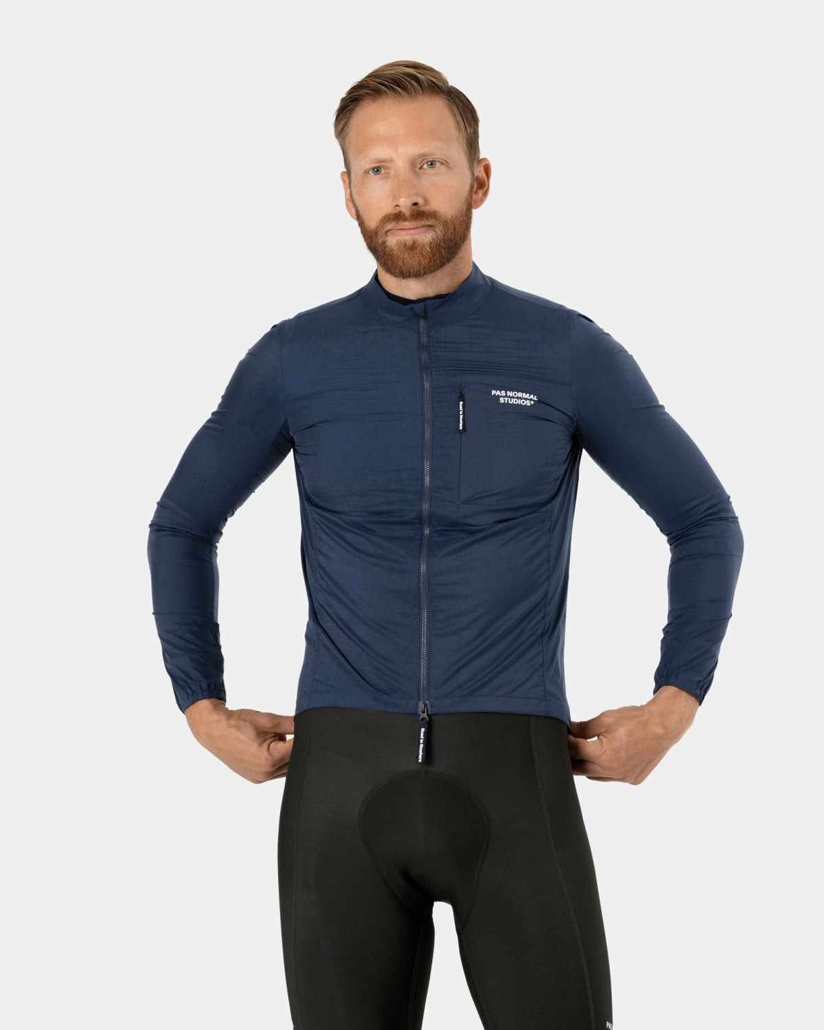 Chaqueta PNS Essential Insulated en Navy, en uso, vista frontal #Color_Navy
