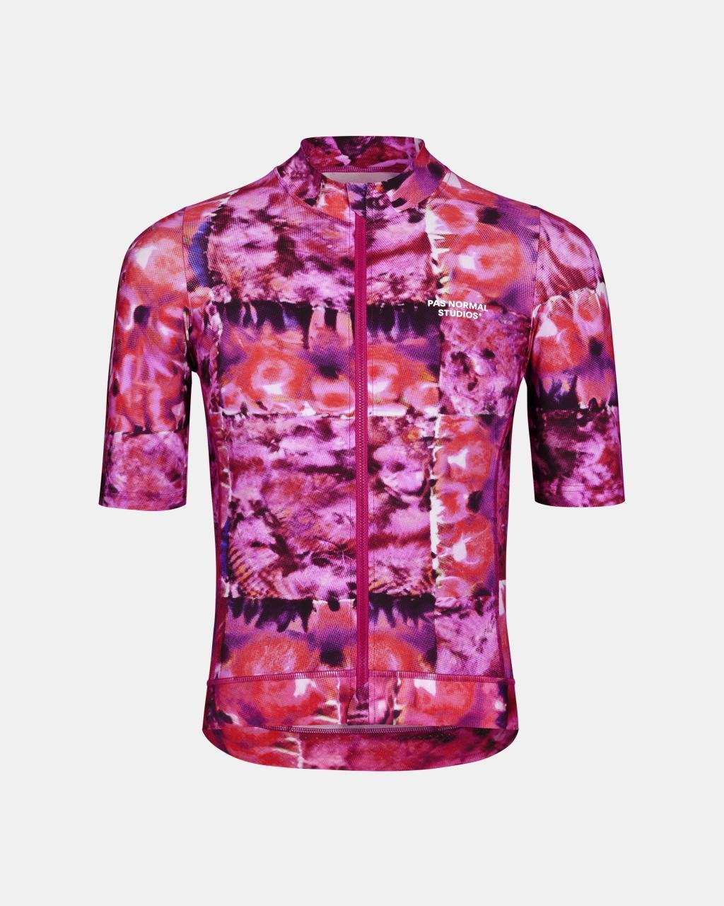 Maillot Corto Pas Normal Studios Essential en Kaleidoscope Pink, producto plano sobre fondo #Color_Kaleidoscope Pink