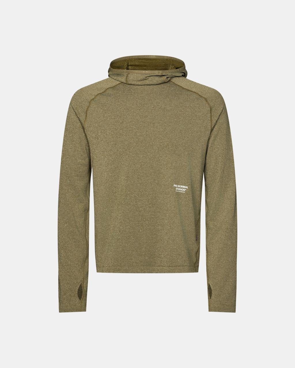 Sudadera Pas Normal Studios Balance Thermal en Moss Brown, vista frontal #Color_Moss Brown