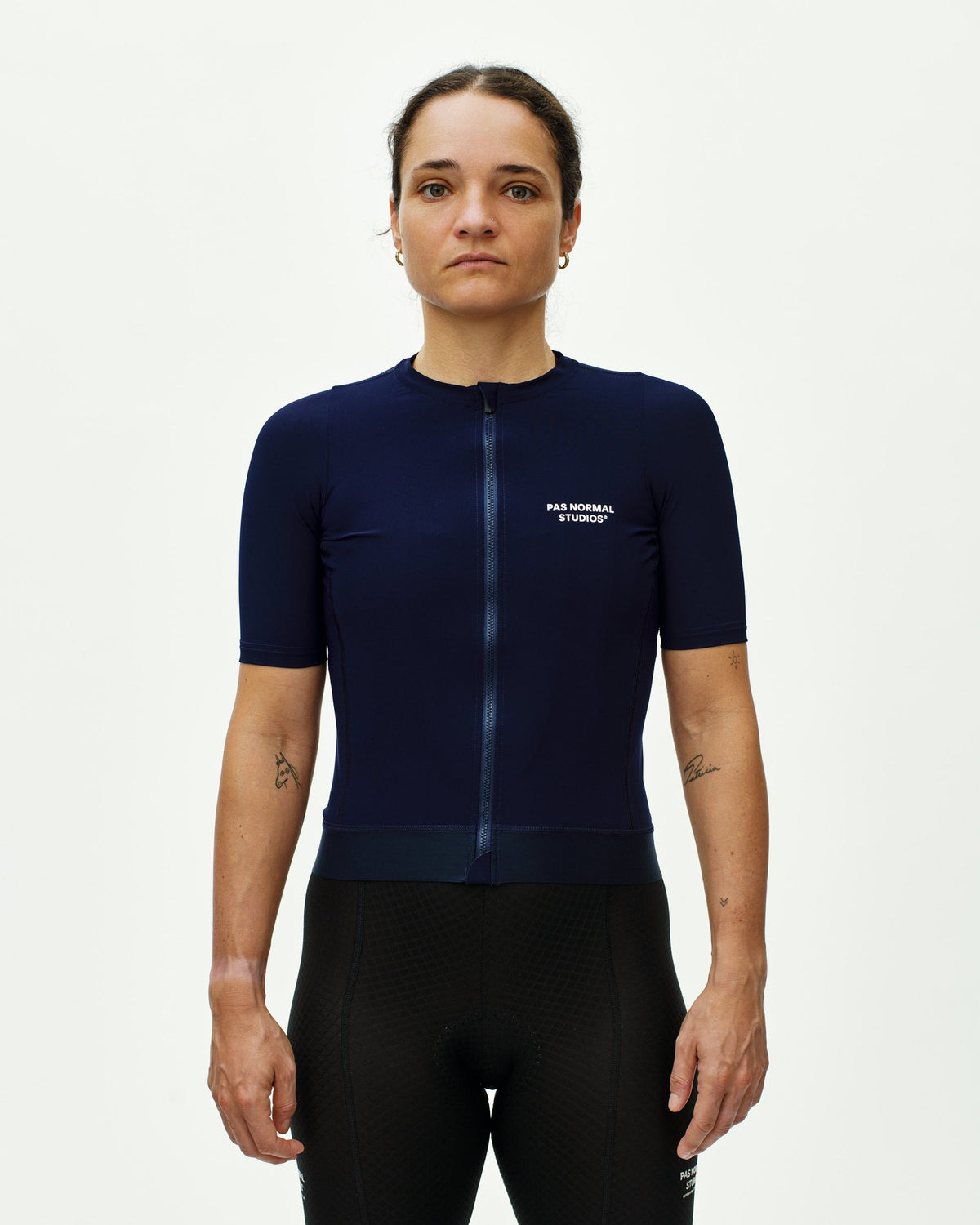 Maillot corto de mujer Pas Normal Studios Essential en Navy, sobre la ciclista #Color_Navy