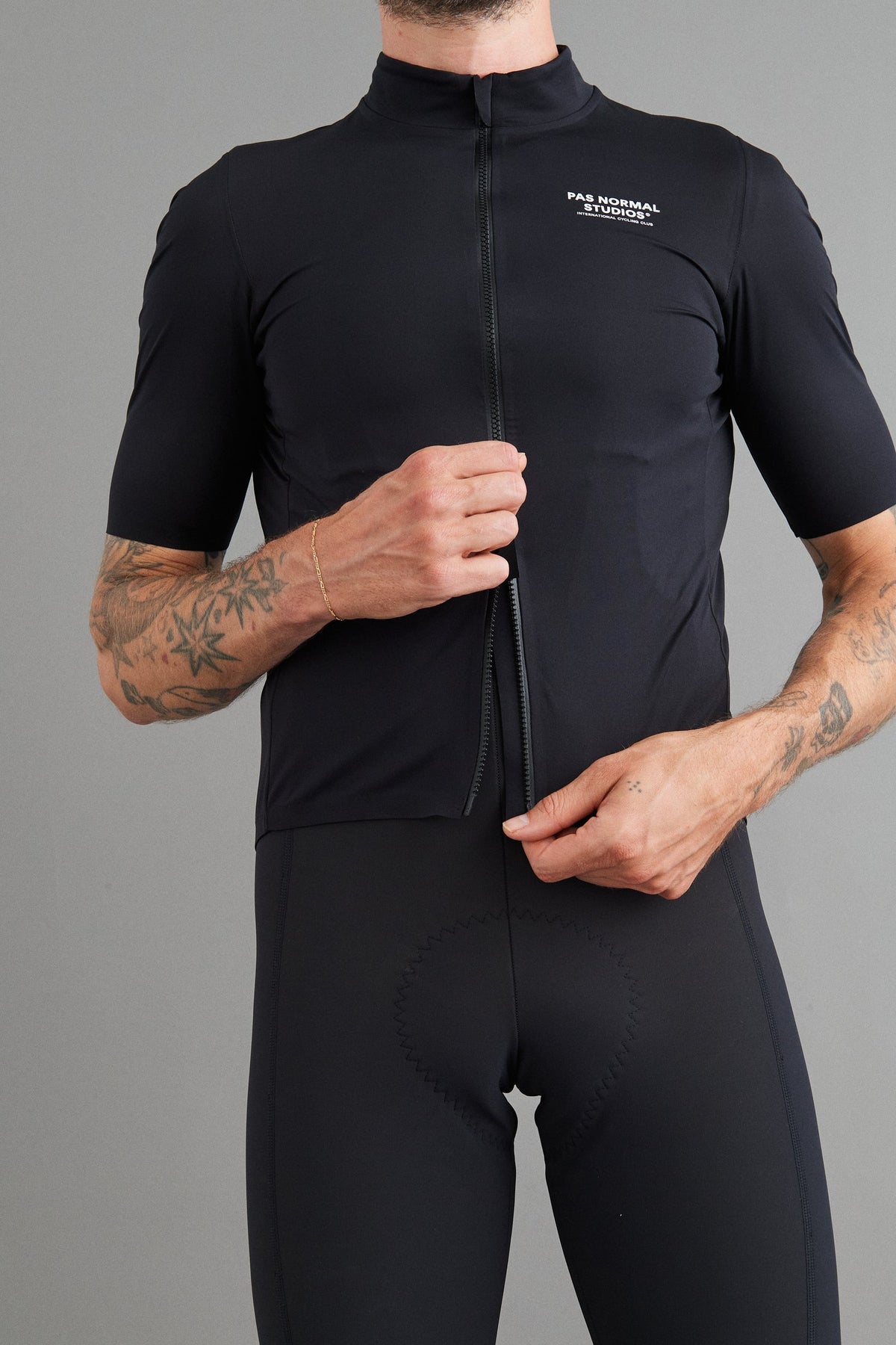 Maillot impermeable Pas Normal Studios Mechanism Pro Rain en Black, sobre el ciclista #Color_Black