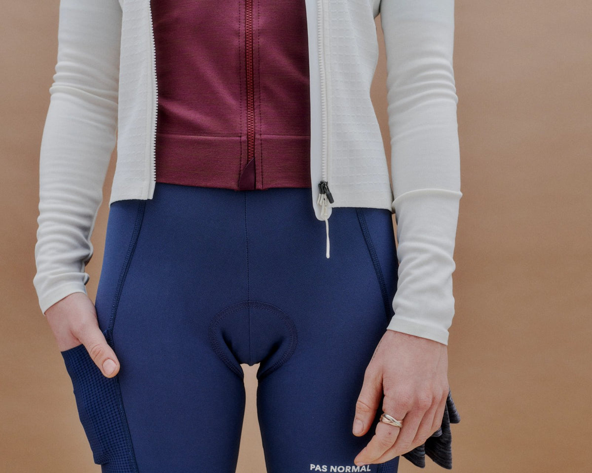 Culotte corto Pas Normal Studios Escapism en Classic Blue, detalle frontal sobre la modelo #Color_Classic Blue