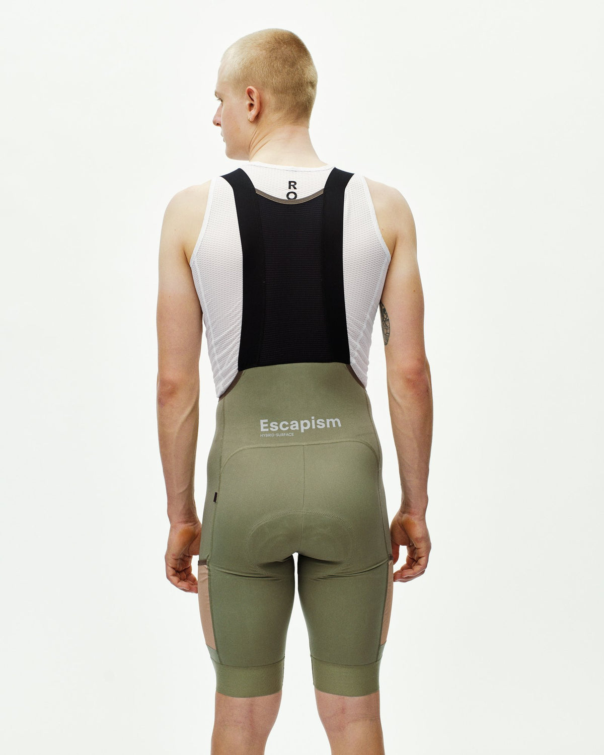 Culotte Pas Normal Studios Escapism Cargo en Light Olive, llevado por el modelo, vista trasera #Color_Light Olive
