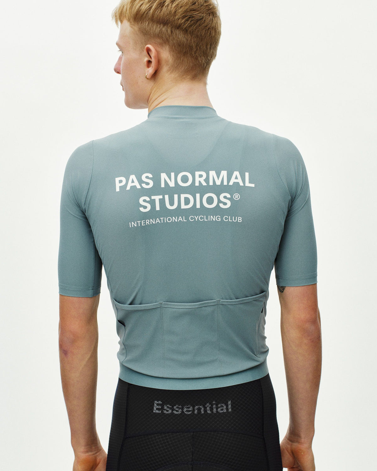 Maillot Corto Pas Normal Studios Essential en Calcite Blue, vista trasera sobre ciclista #Color_Calcite Blue