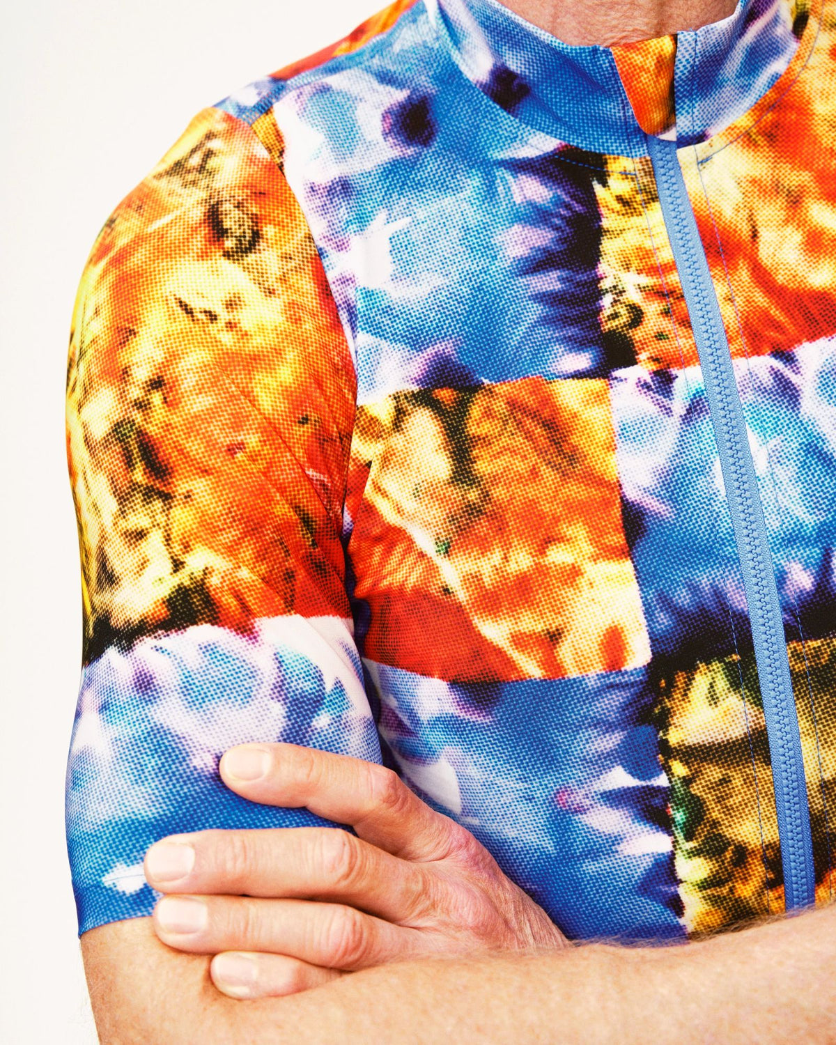 Maillot Corto Pas Normal Studios Essential en Kaleidoscope Multi, vista trasera sobre ciclista #Color_Kaleidoscope Multi