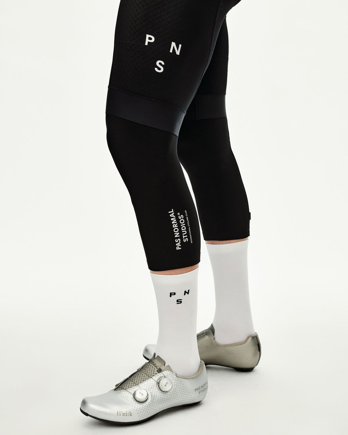 Logo Knee Warmers Black en uso #Color_Black