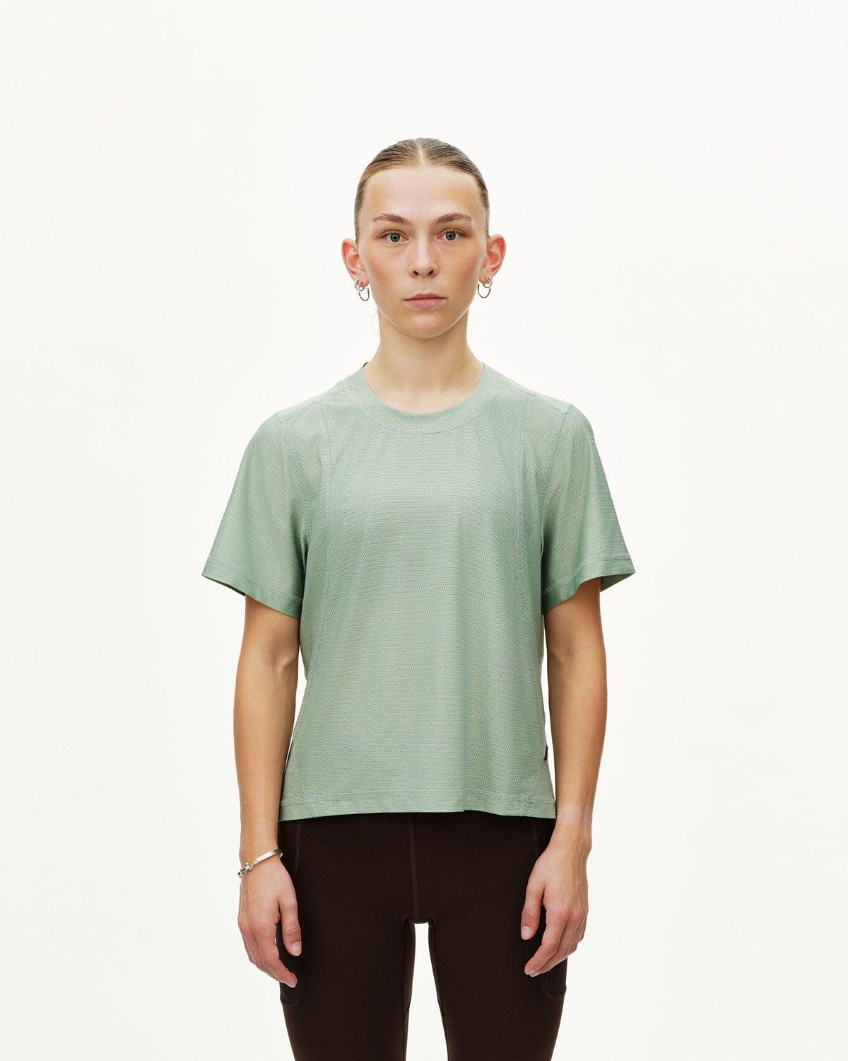 Camiseta Mujer Pas Normal Studios Balance en Green Sage, puesta, vista frontal #Color_Green Sage