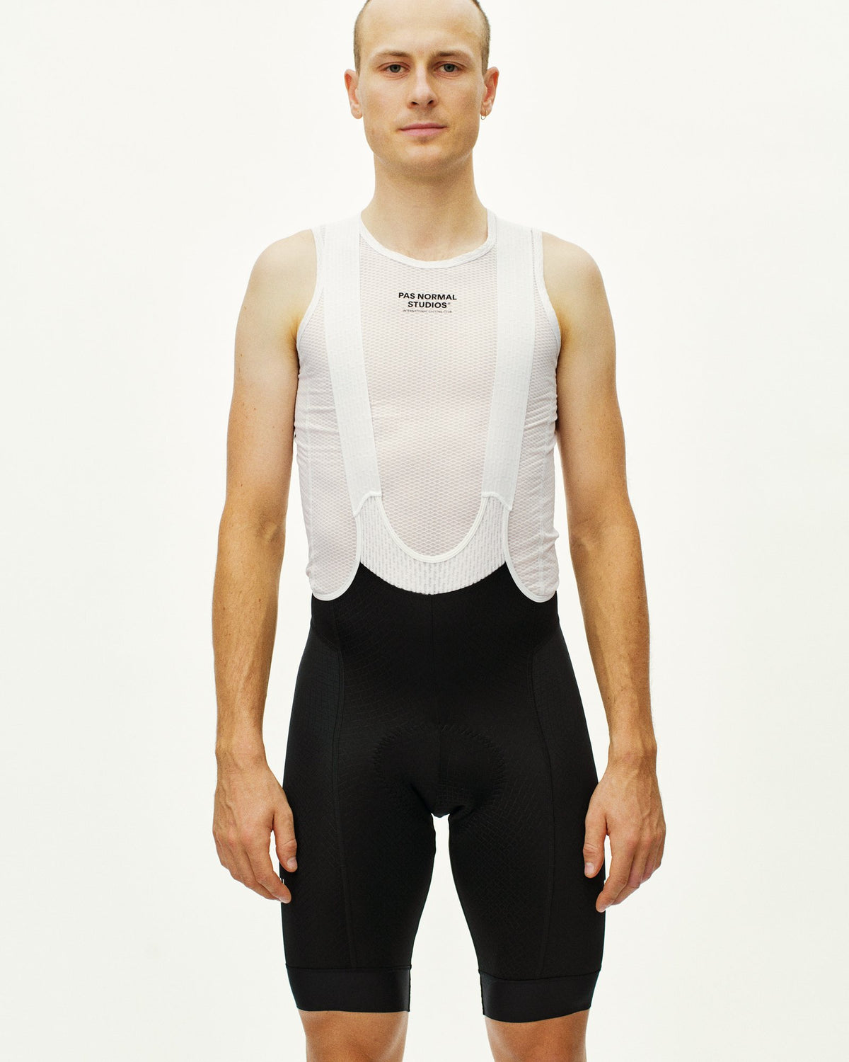 Culotte corto Pas Normal Studios Mechanism en Black, llevado por el modelo, vista frontal #Color_Black