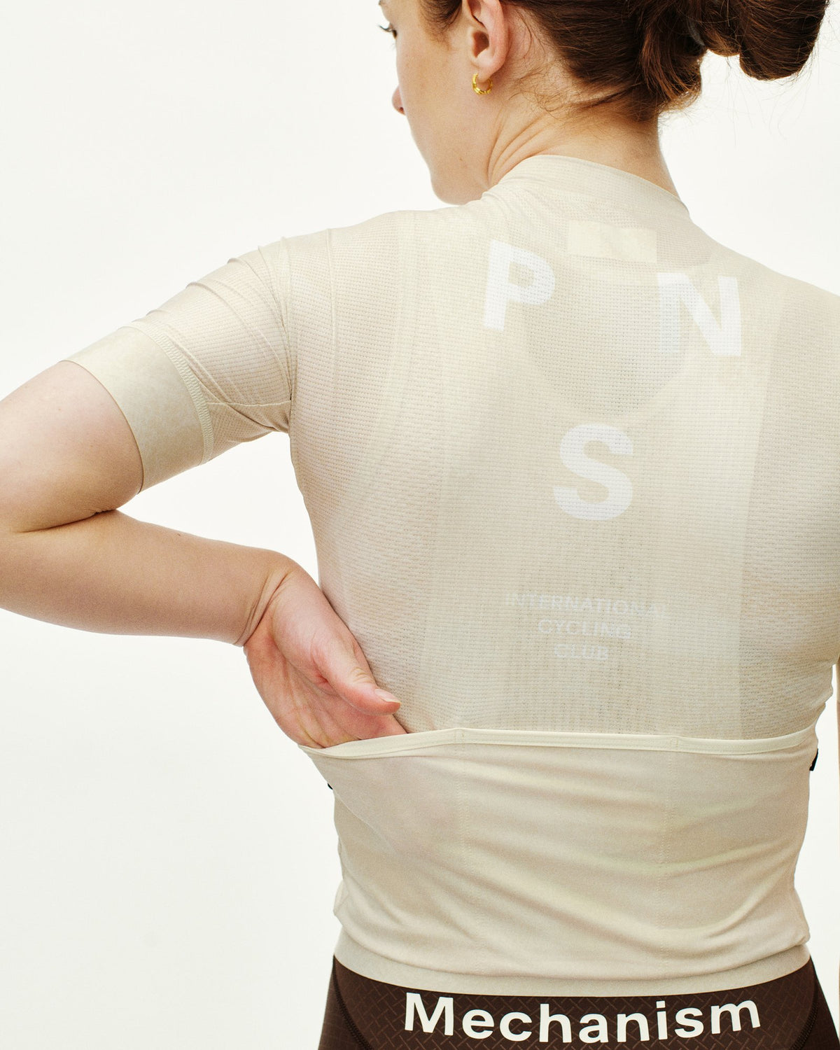 Maillot Corto Mujer Pas Normal Studios Mechanism en AOP Off White, detalle de la espalda #Color_AOP Off White