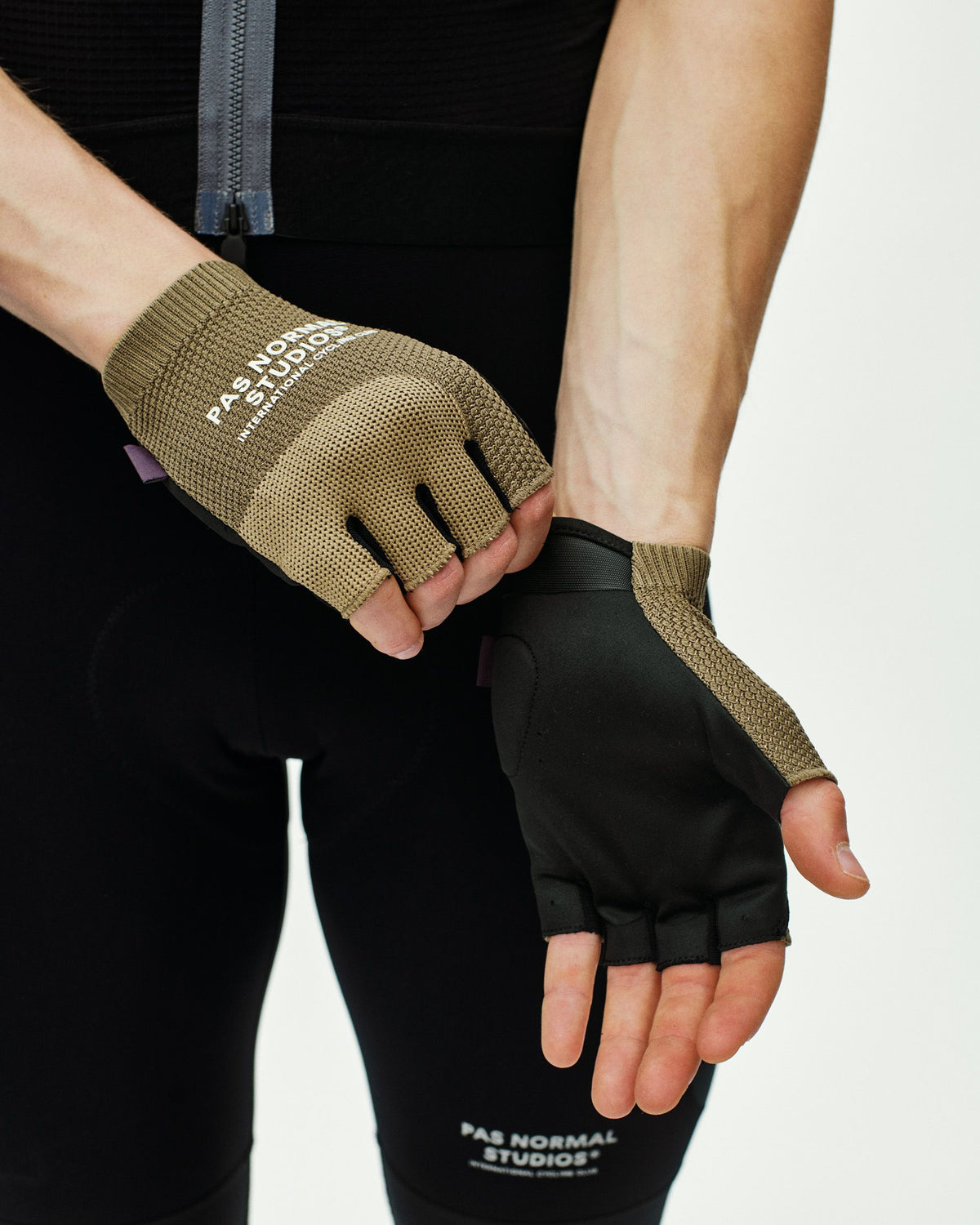 Brown Escapism cycling mitts on model showing fingerless design with mesh palm #Color_Earth