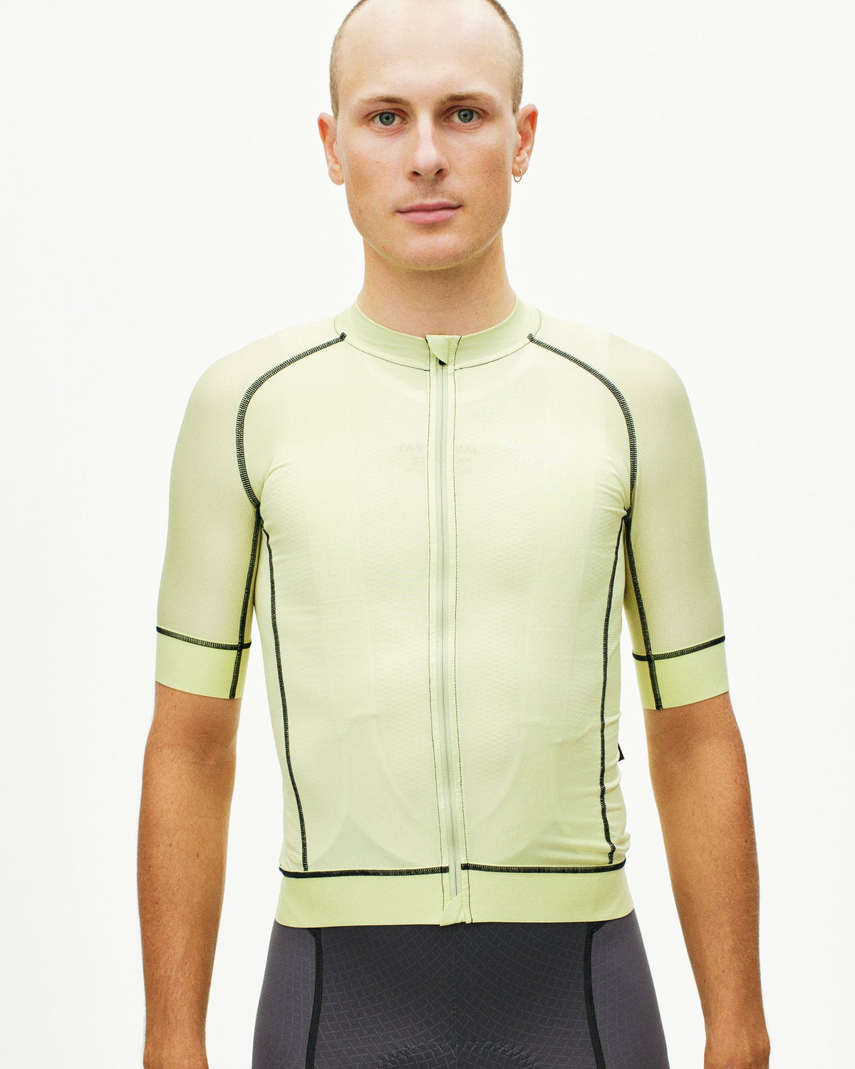 Maillot Corto Pas Normal Studios Mechanism en Dusty Lime, vista frontal sobre ciclista #Color_Dusty Lime