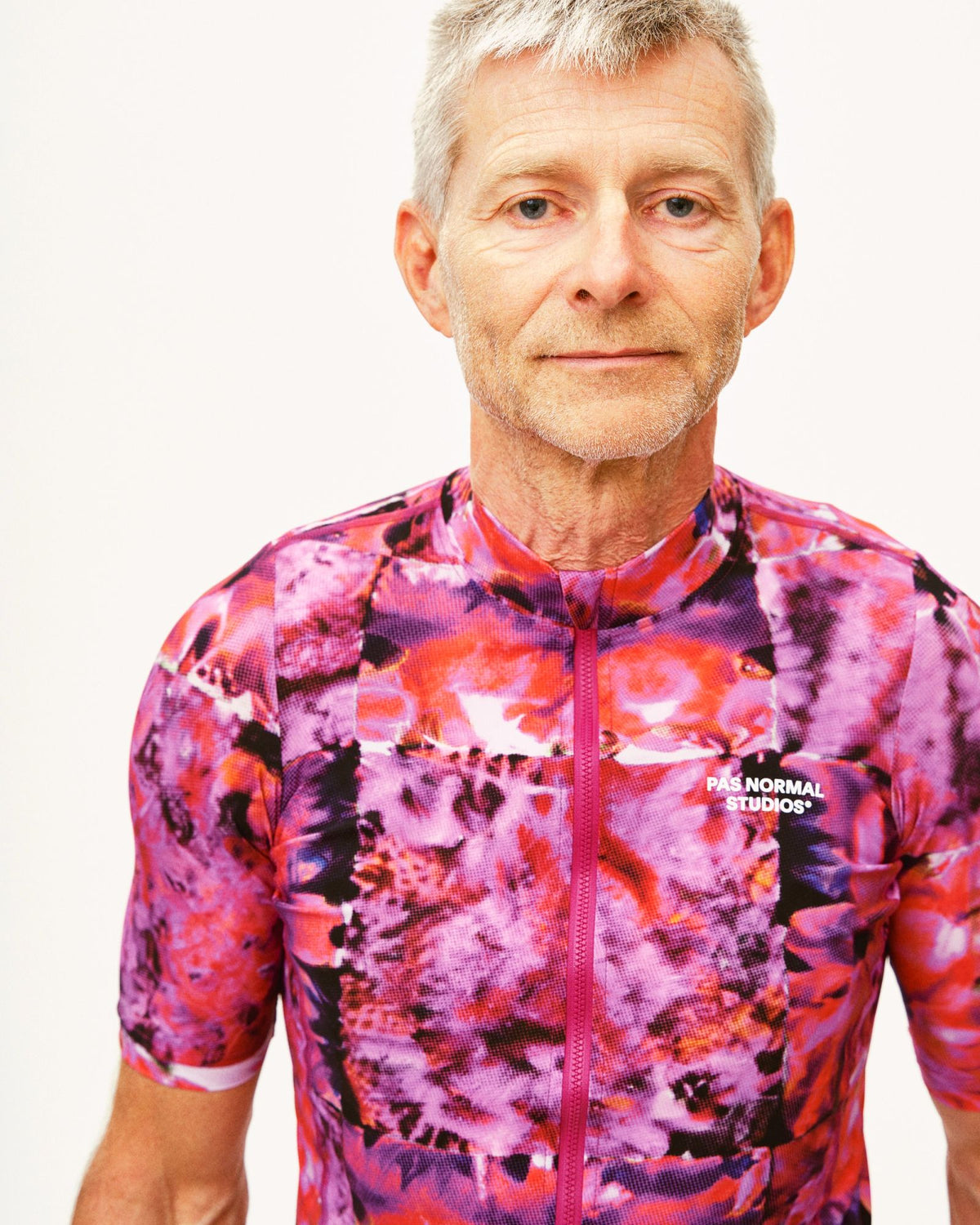 Maillot Corto Pas Normal Studios Essential en Kaleidoscope Pink, vista frontal sobre ciclista #Color_Kaleidoscope Pink