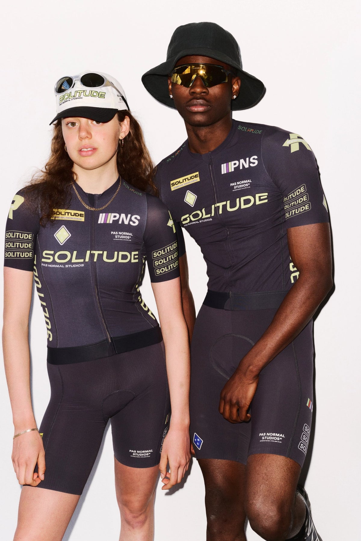 Maillot Mujer Pas Normal Studios Solitude Logo en Dark Grey, sobre ciclista #Color_Dark Grey