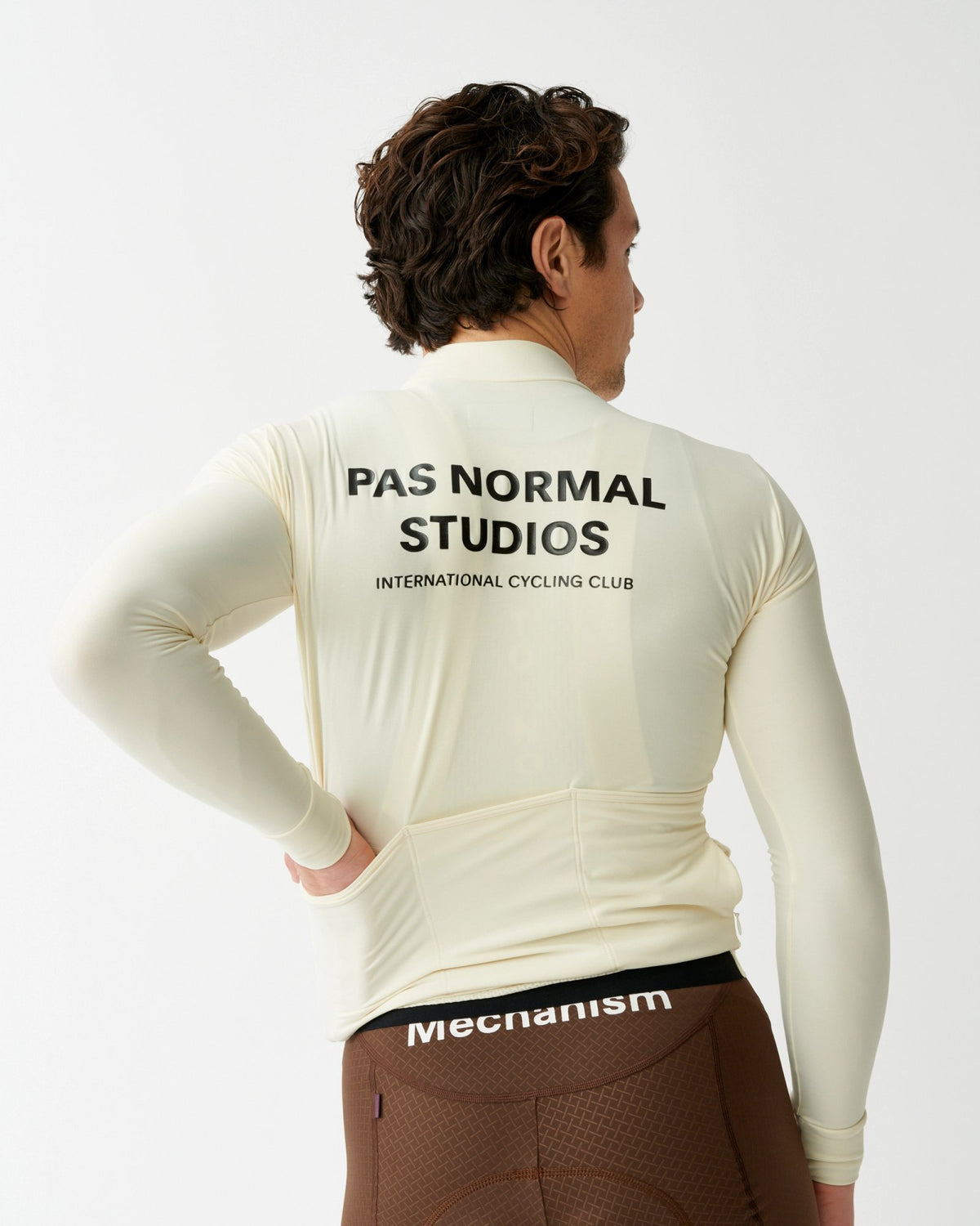 Maillot Largo Pas Normal Studios Mechanism en Off White, vista trasera sobre ciclista #Color_Off White
