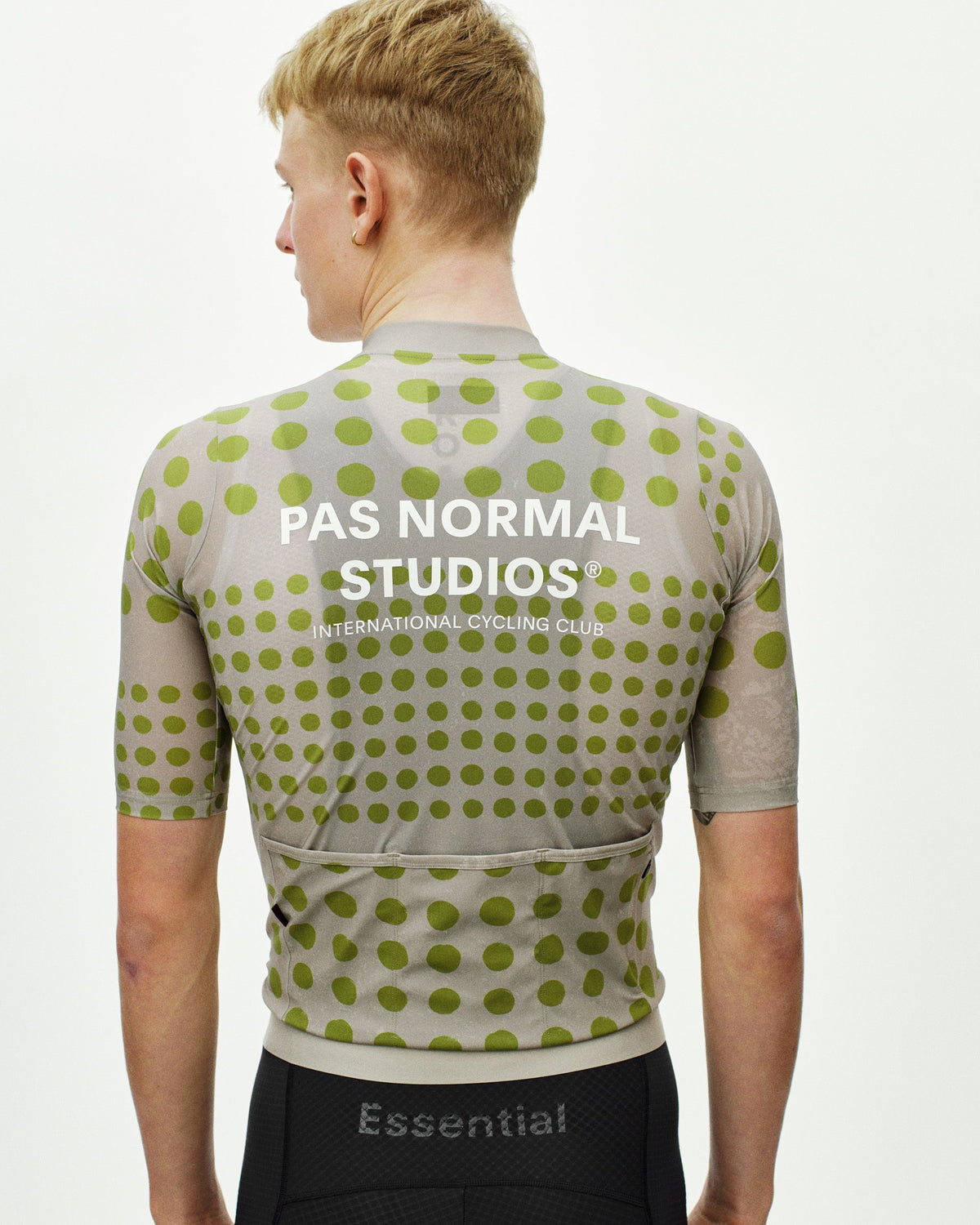 Maillot Corto Pas Normal Studios Essential en Dot Bone, vista trasera sobre ciclista #Color_Dot Bone