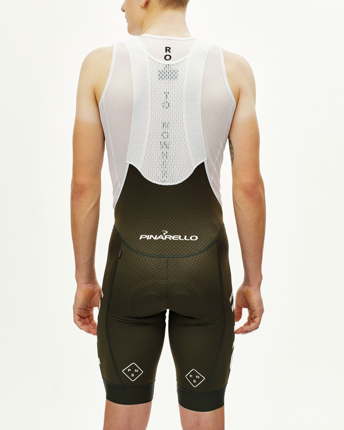 Culotte corto Pas Normal Studios STFR Mechanism en Dark Olive, llevado por el modelo, vista trasera #Color_Dark Olive