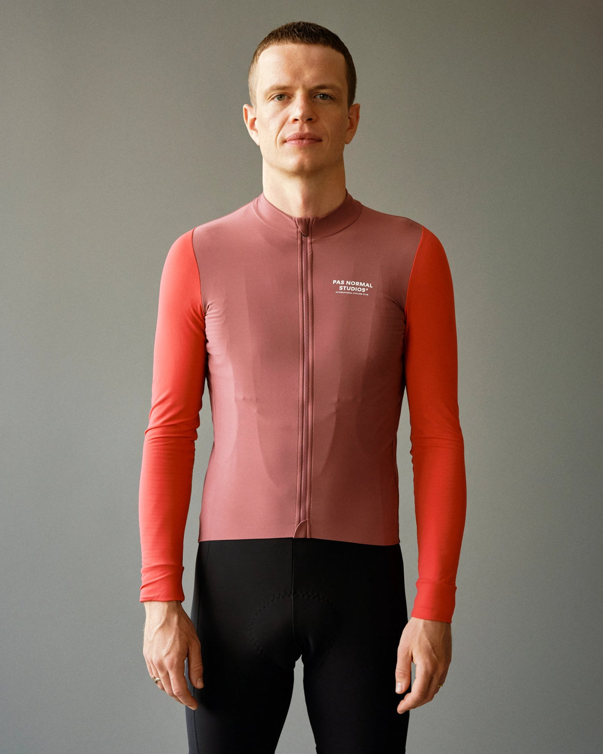 Maillot Largo Pas Normal Studios Mechanism en Color Block Red, sobre ciclista #Color_Color Block Red