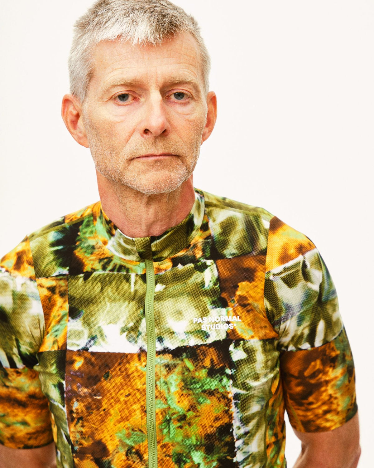 Maillot Corto Pas Normal Studios Essential en Kaleidoscope Green, vista frontal sobre ciclista #Color_Kaleidoscope Green