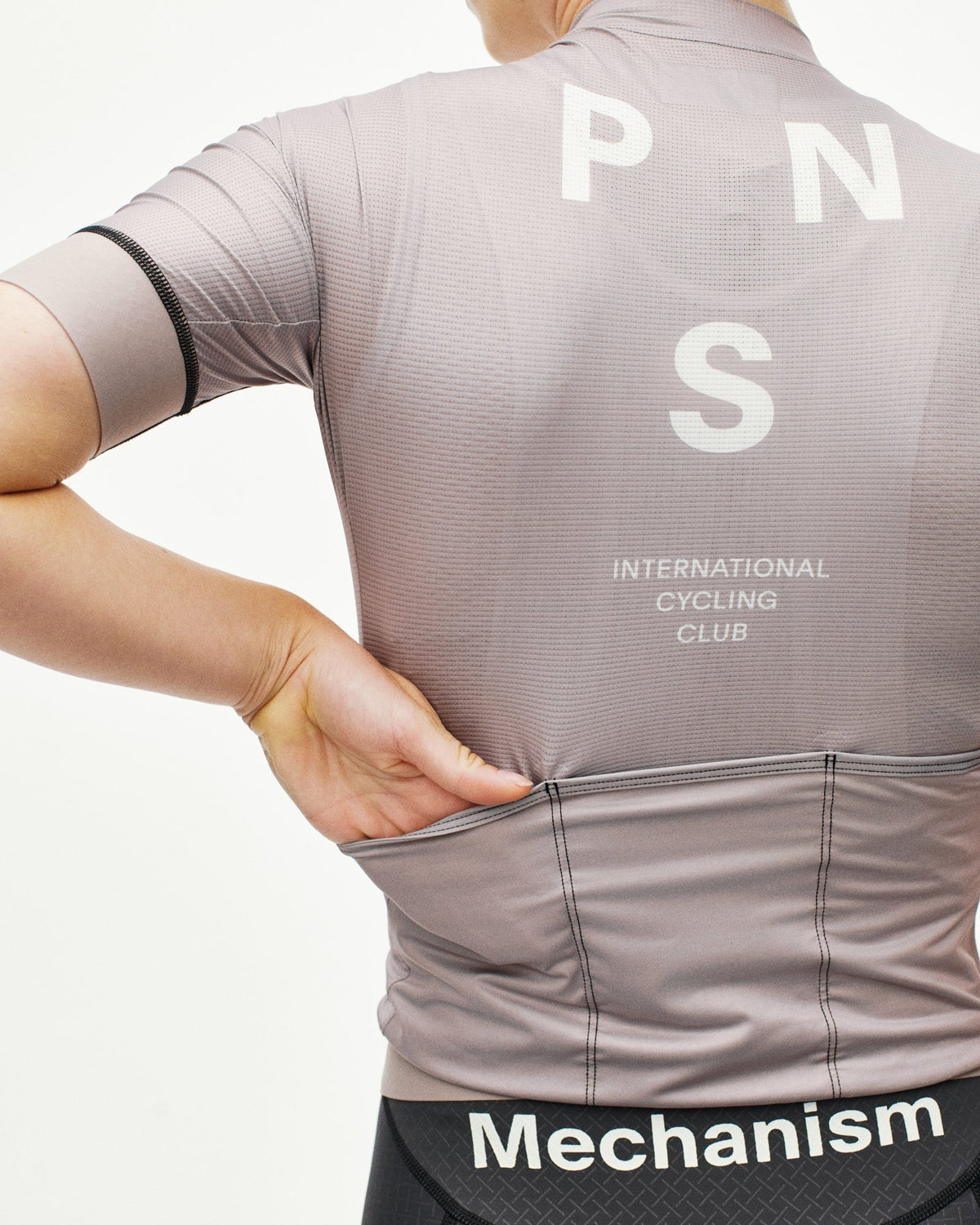 Maillot Corto Mujer Pas Normal Studios Mechanism en Haze, foto de modelo trasera #Color_Haze