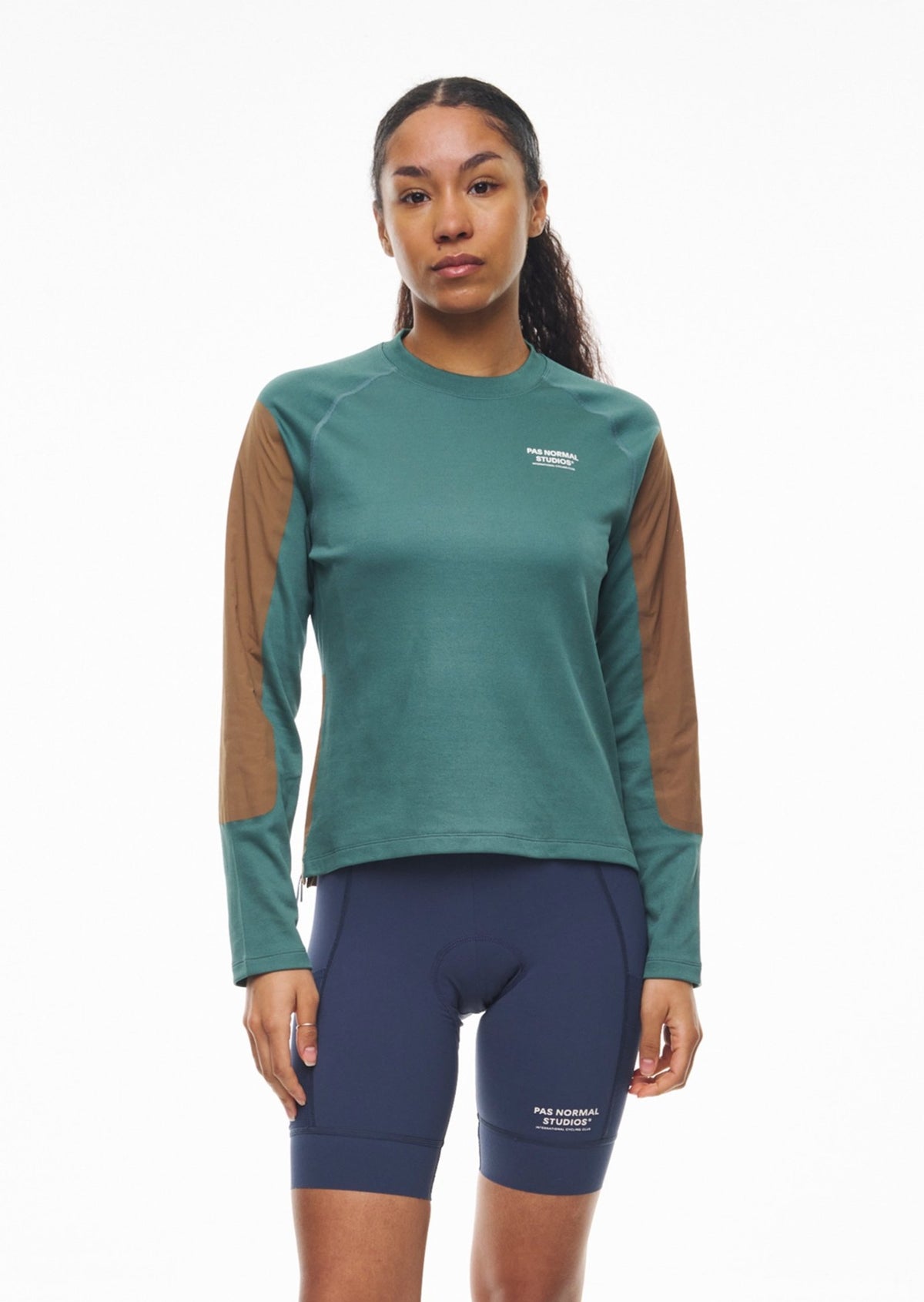 Camiseta técnica larga de mujer Pas Normal Studios Escapism en Dusty Teal, sobre la ciclista #Color_Dusty Teal