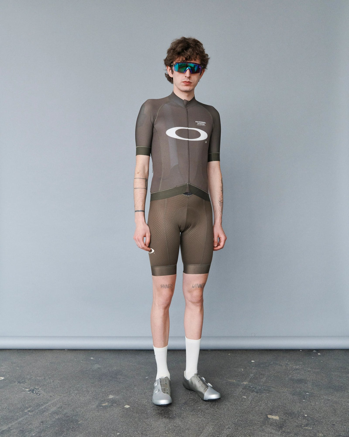 Culotte corto Pas Normal Studios Oakley Mechanism en Black Olive, llevado por el modelo, vista frontal #Color_Black Olive
