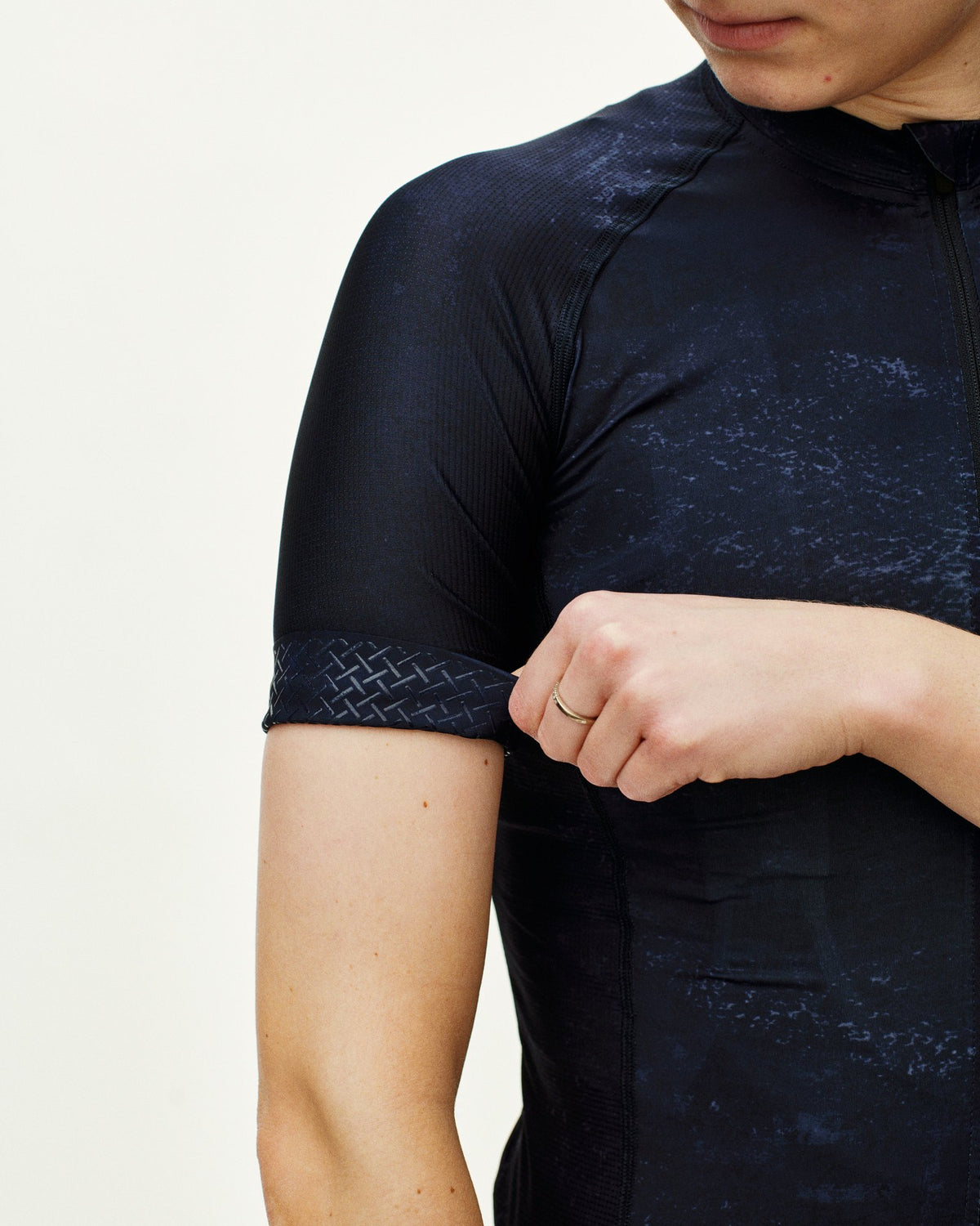 Maillot Corto Mujer Pas Normal Studios Mechanism en AOP Indigo, detalle de la manga #Color_AOP Indigo