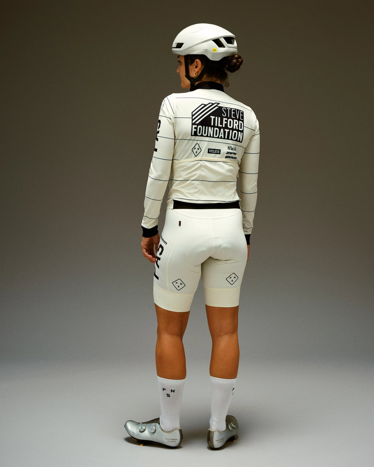 Maillot Mujer Pas Normal Studios STFR Mechanism en Off White, sobre ciclista, vista frontal #Color_Off White