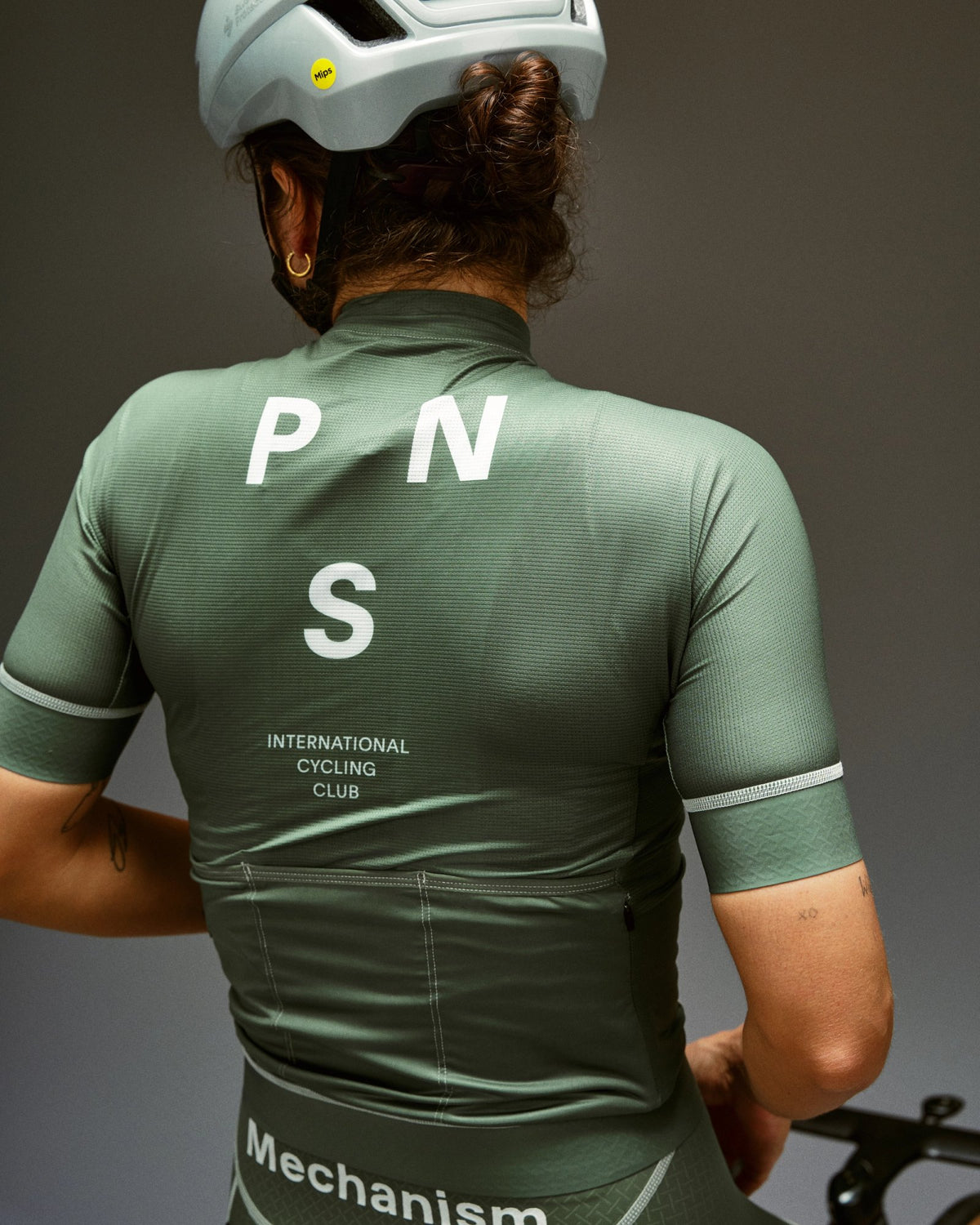 Maillot Corto Mujer Pas Normal Studios Mechanism en Khaki Green, foto de modelo trasera #Color_Khaki Green