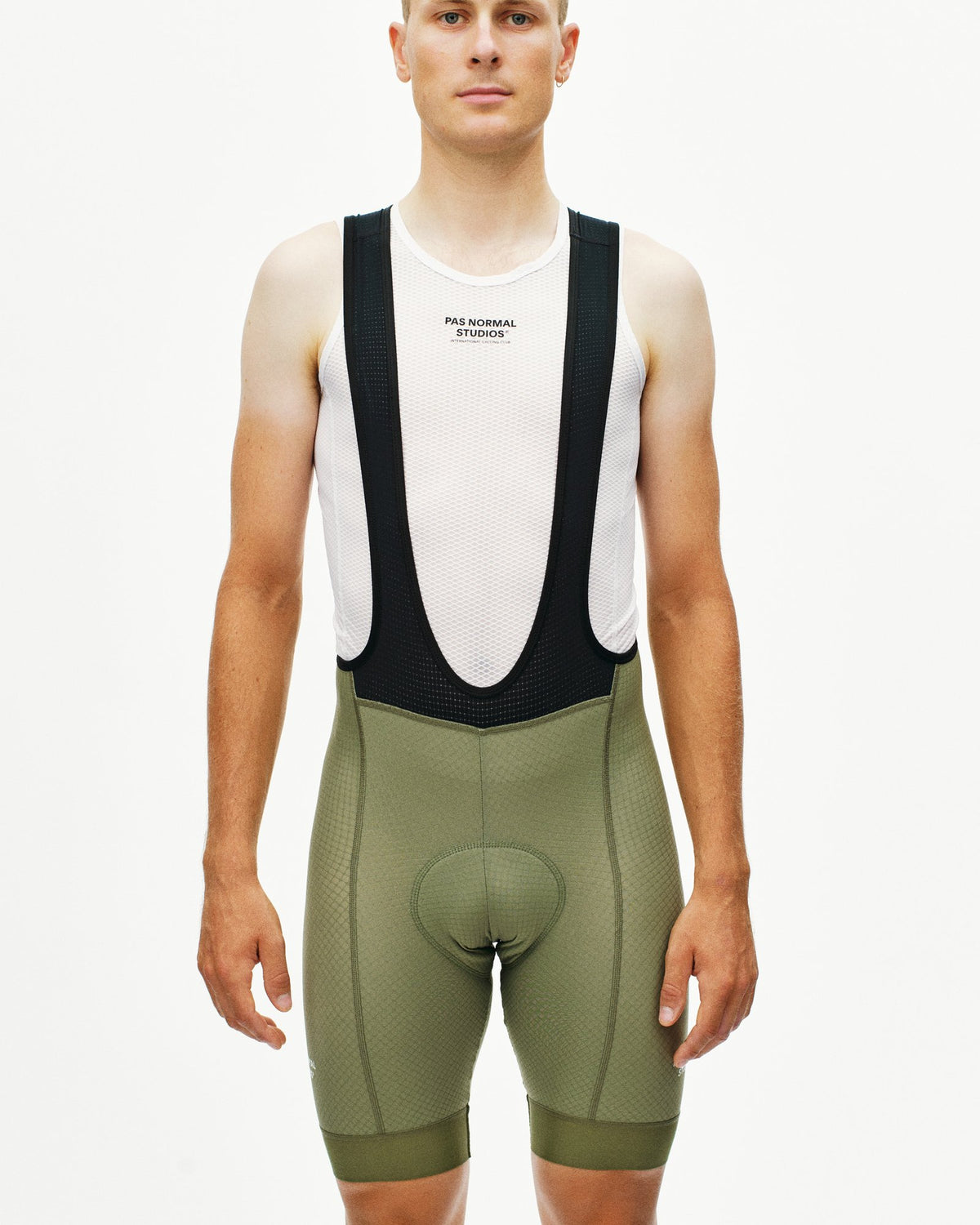 Culotte corto Pas Normal Studios Essential en Light Olive, llevado por el modelo, vista frontal #Color_Light Olive
