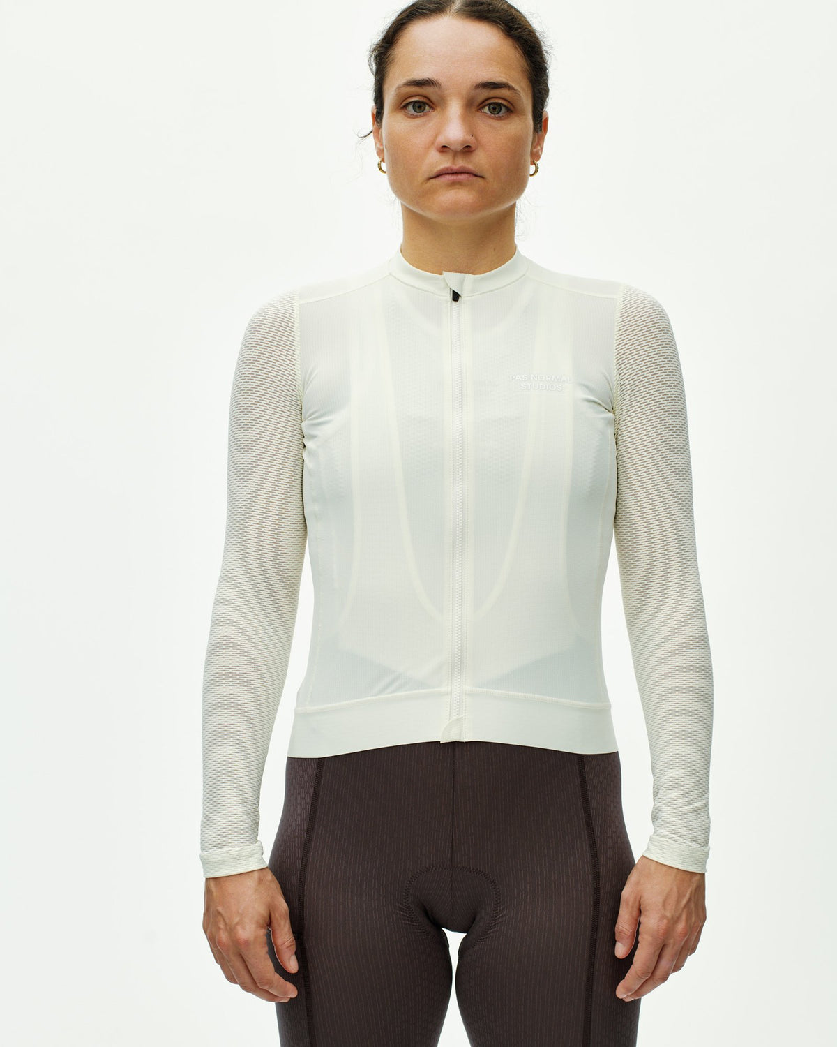 Maillot largo de mujer Pas Normal Studios Essential Light en Off White, sobre la ciclista #Color_Off White