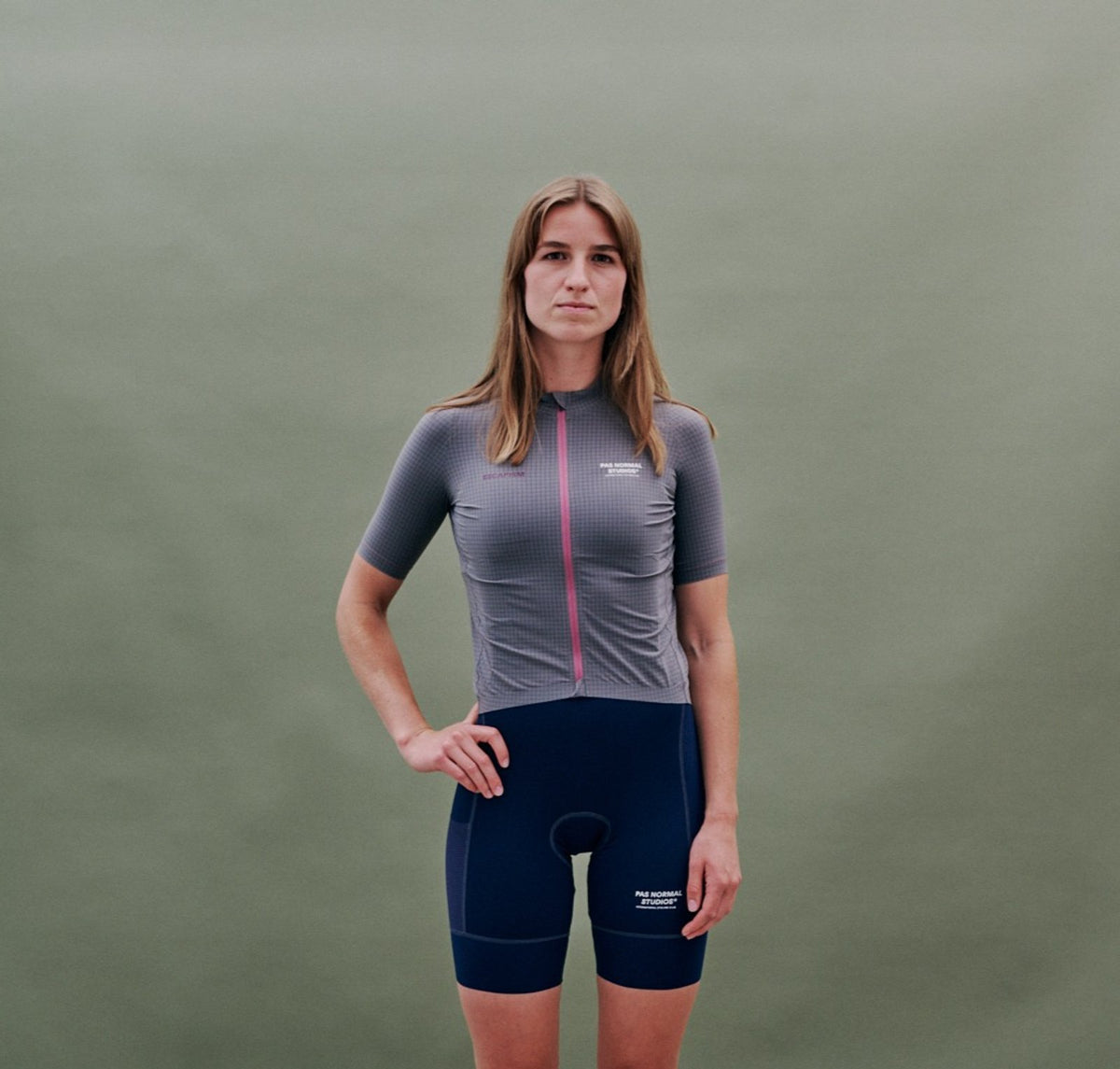 Maillot corto de mujer Pas Normal Studios Escapism Light en Dusty Brown, sobre la ciclista #Color_Dusty Brown