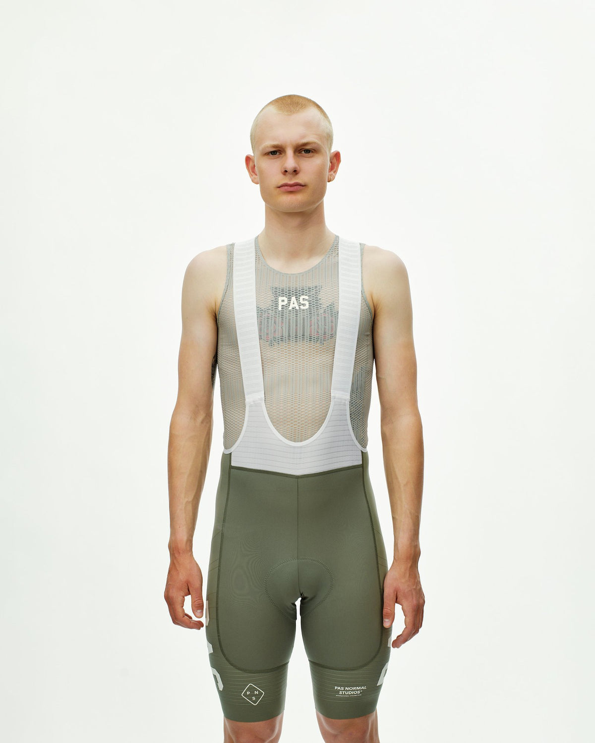Culotte corto Pas Normal Studios PAS Mechanism Pro en Grey Moss, llevado por el modelo, vista frontal #Color_Grey Moss