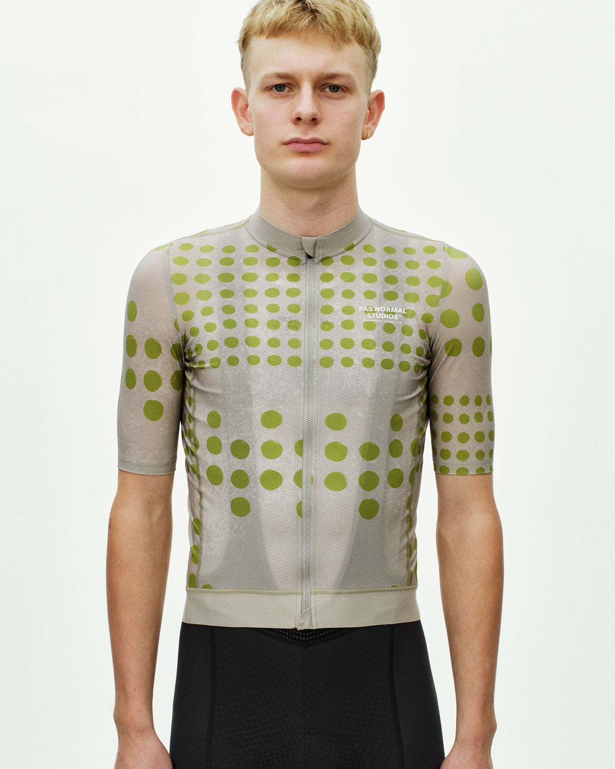 Maillot Corto Pas Normal Studios Essential en Dot Bone, vista frontal sobre ciclista #Color_Dot Bone