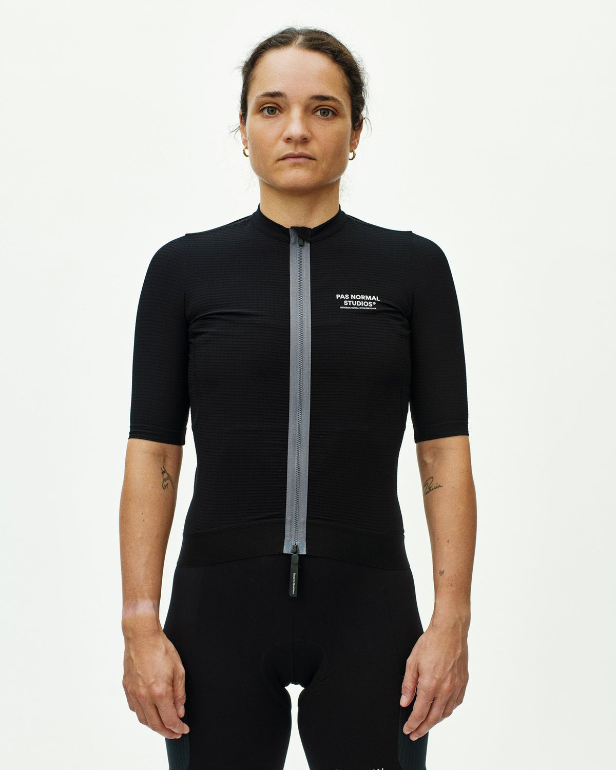 Maillot corto de mujer Pas Normal Studios Escapism en Black, sobre la ciclista #Color_Black
