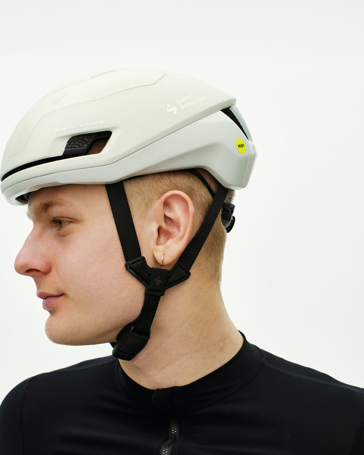 Casco Sweet Protection Falconer Aero 2Vi MIPS en Off White, sobre el ciclista, vista lateral #Color_Off White