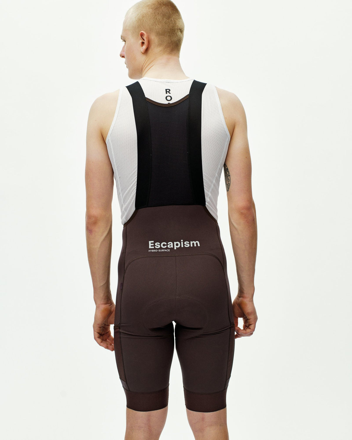 Culotte Pas Normal Studios Escapism Cargo en Dark Red, llevado por el modelo, vista trasera #Color_Dark Red