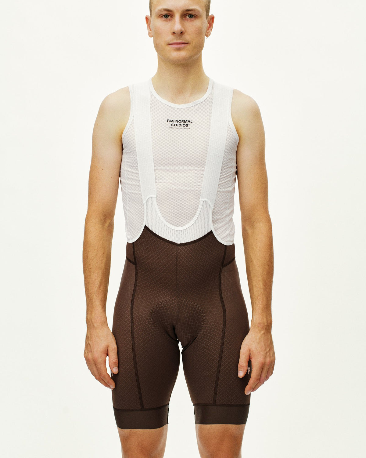 Culotte corto Pas Normal Studios Mechanism en Light Brown, llevado por el modelo, vista frontal #Color_Light Brown