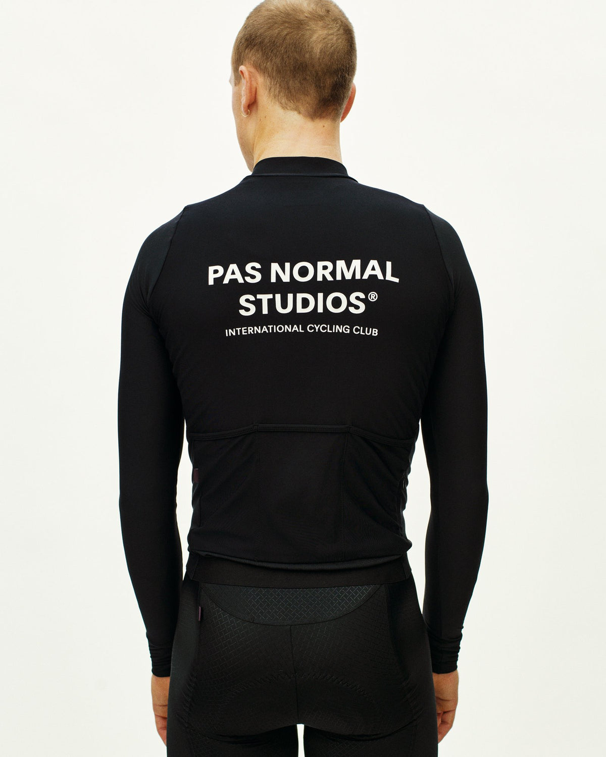 Maillot Largo Pas Normal Studios Mechanism en Black, vista trasera sobre ciclista #Color_Black